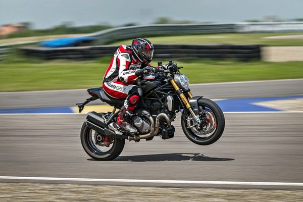 Ducati Monster 1200 S Black on Black Tgcom24