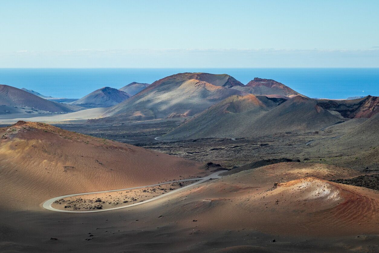 © Istockphoto  |  Parco nazionale di Timanfaya, Lanzarote, Spagna: il deserto scuro creato dai vulcani