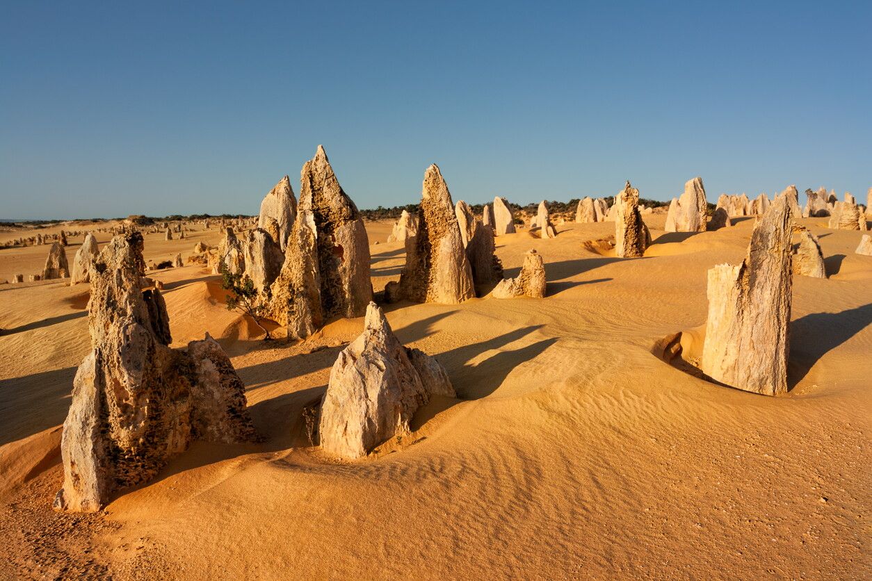 © Istockphoto  |  Parco nazionale di Timanfaya, Lanzarote, Spagna: il deserto scuro creato dai vulcani