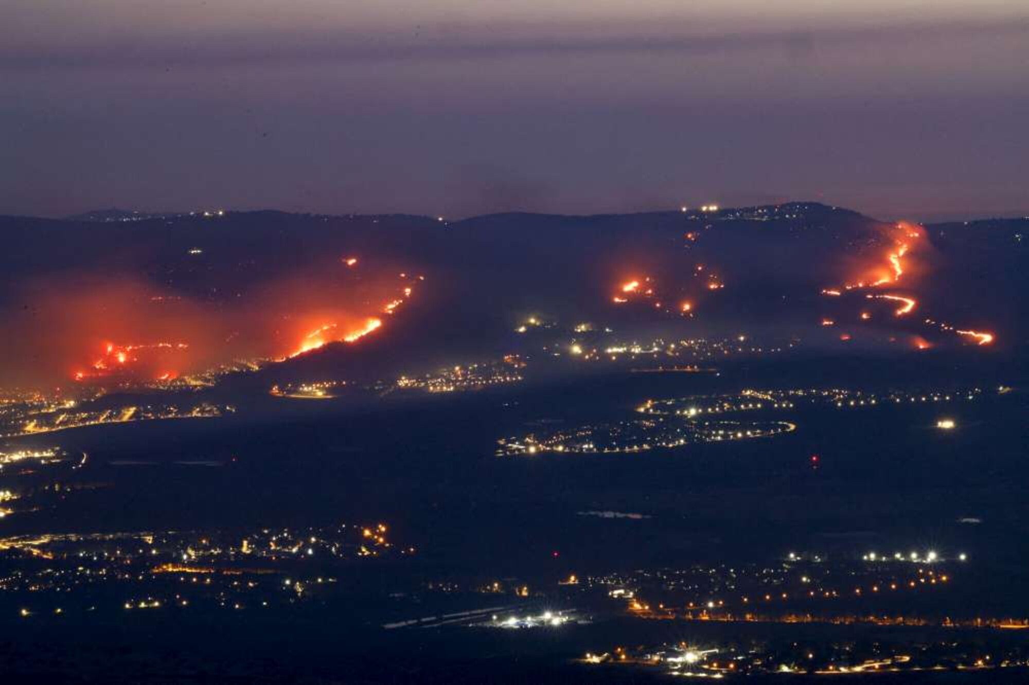 © Ansa  | Gli incendi in Israele a Kiryat Shmona, vicino al confine con il Libano, dopo i raid dal Paese vicino