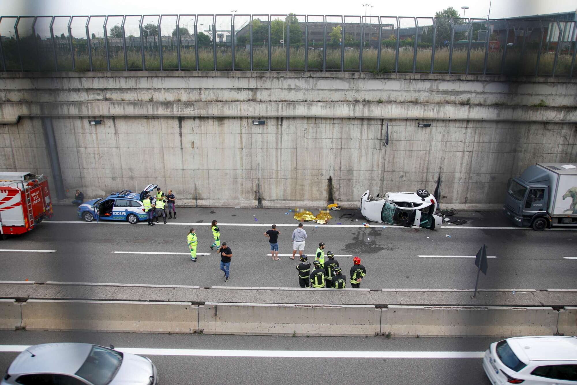 Milano, camion contro auto in tangenziale: due morti e due feriti