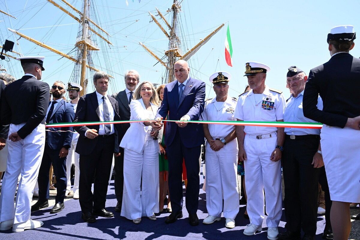 © Ufficio stampa  |  Visitatori in fila per salire sull'Amerigo Vespucci