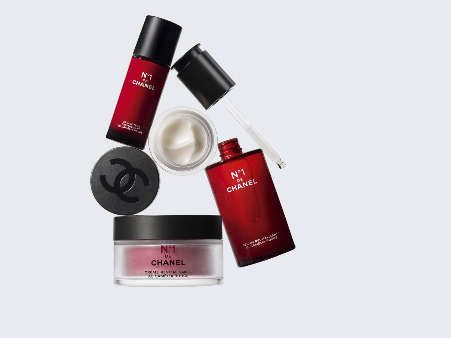 © Ufficio stampa  | Chanel presenta N°1 Sérum Revitalisant Yeaux: racchiude l'estratto di camelia rossa, che stimola i meccanismi di vitalità della pelle e la protegge dallo stress ossidativo (copyright Chanel)