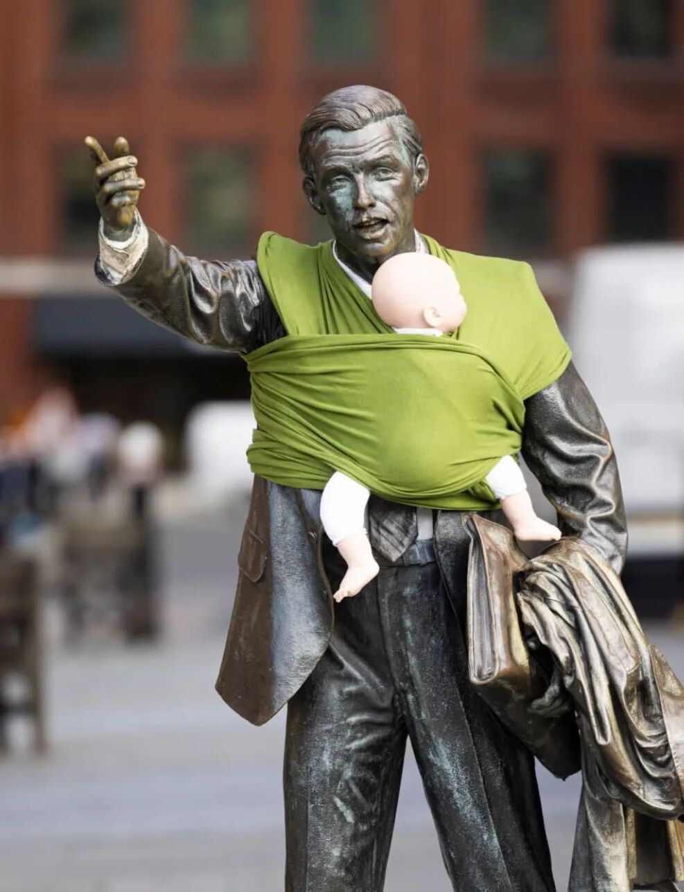 Londra, bambolotti appesi alle statue: neo-papà chiedono più diritti