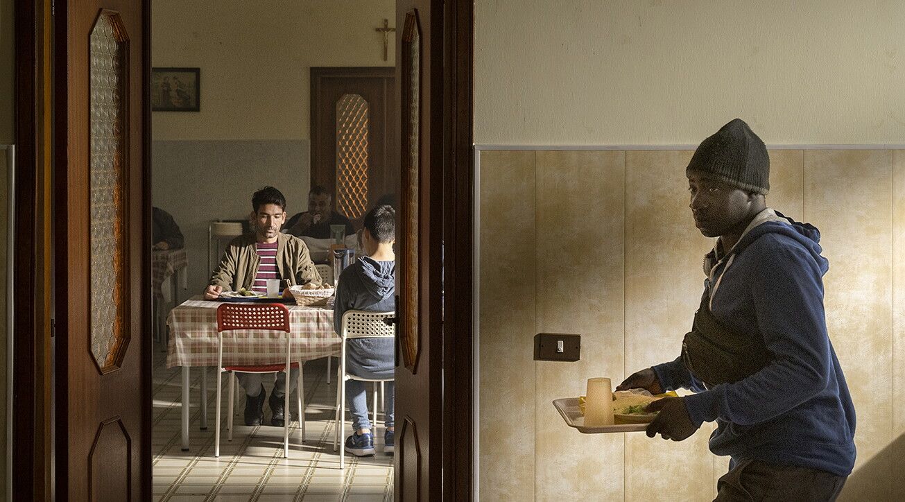 © Francesco Zizola  |  La mensa Caritas a San Ferdinando (RC) è un porto sicuro dove chiunque ne abbia necessità può approdare e ritrovare accoglienza e nuova dignità