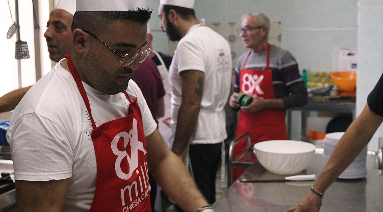 © Francesco Zizola  |  La mensa Caritas a San Ferdinando (RC) è un porto sicuro dove chiunque ne abbia necessità può approdare e ritrovare accoglienza e nuova dignità