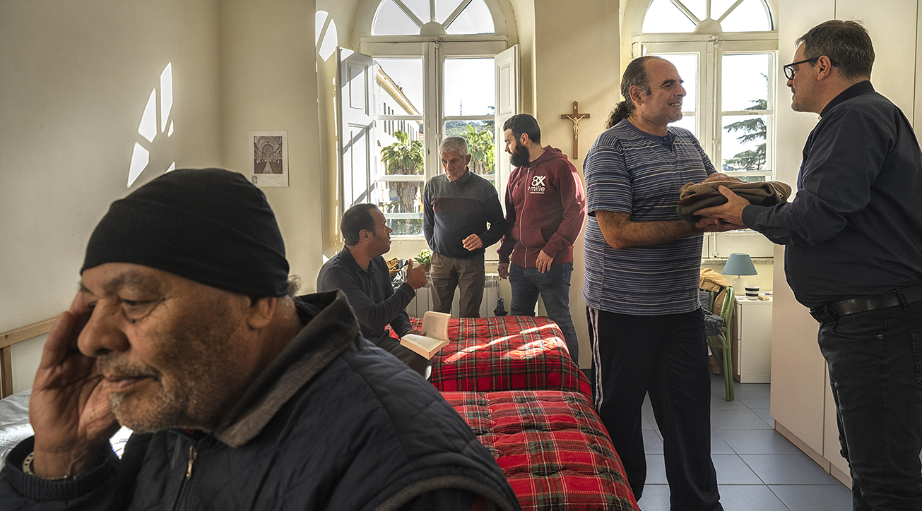 © Francesco Zizola  |  La mensa Caritas a San Ferdinando (RC) è un porto sicuro dove chiunque ne abbia necessità può approdare e ritrovare accoglienza e nuova dignità