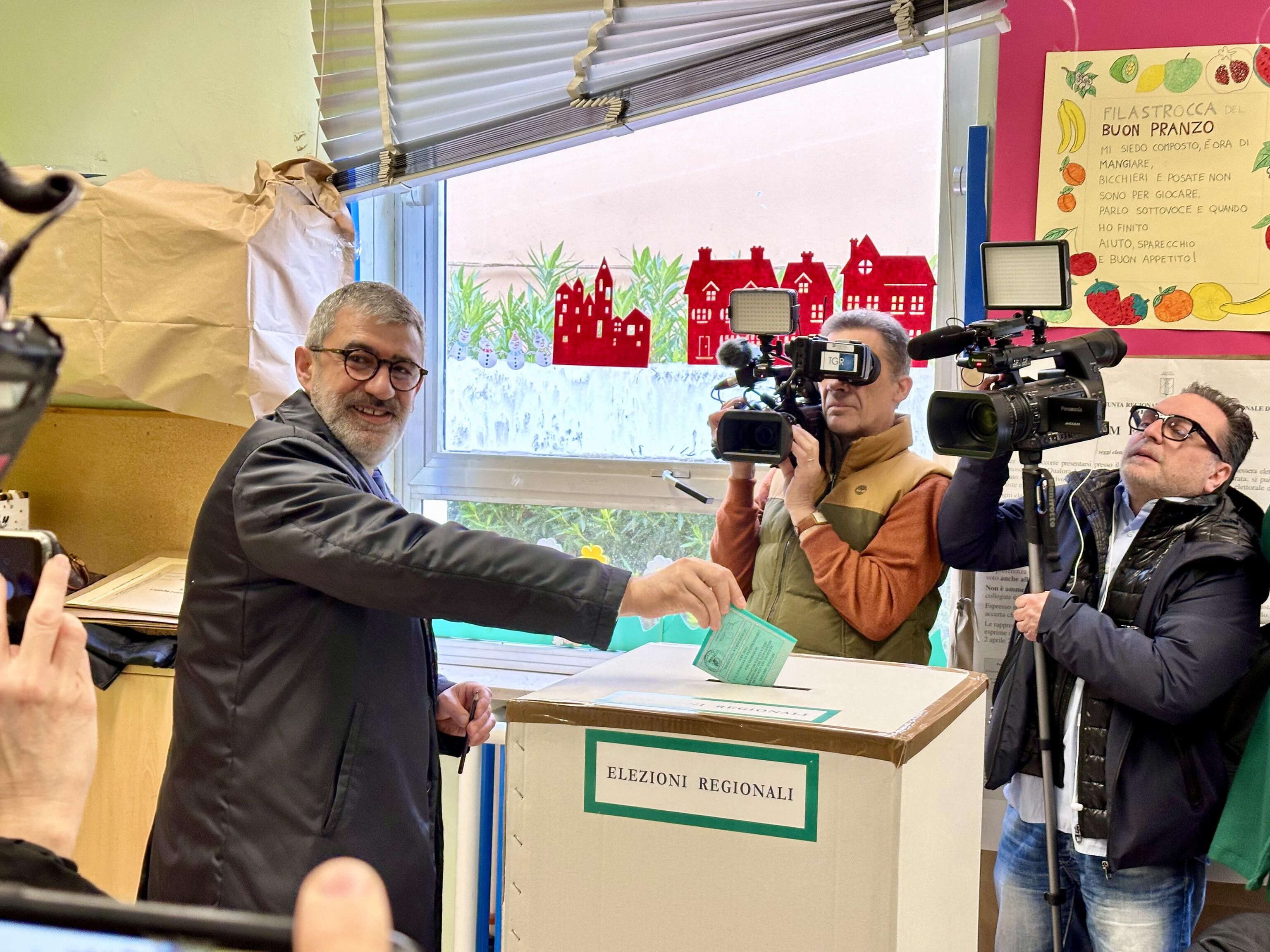 © Ansa  | Il presidente uscente della Regione Abruzzo, Marco Marsilio, candidato per il bis, vota al seggio elettorale di Chieti