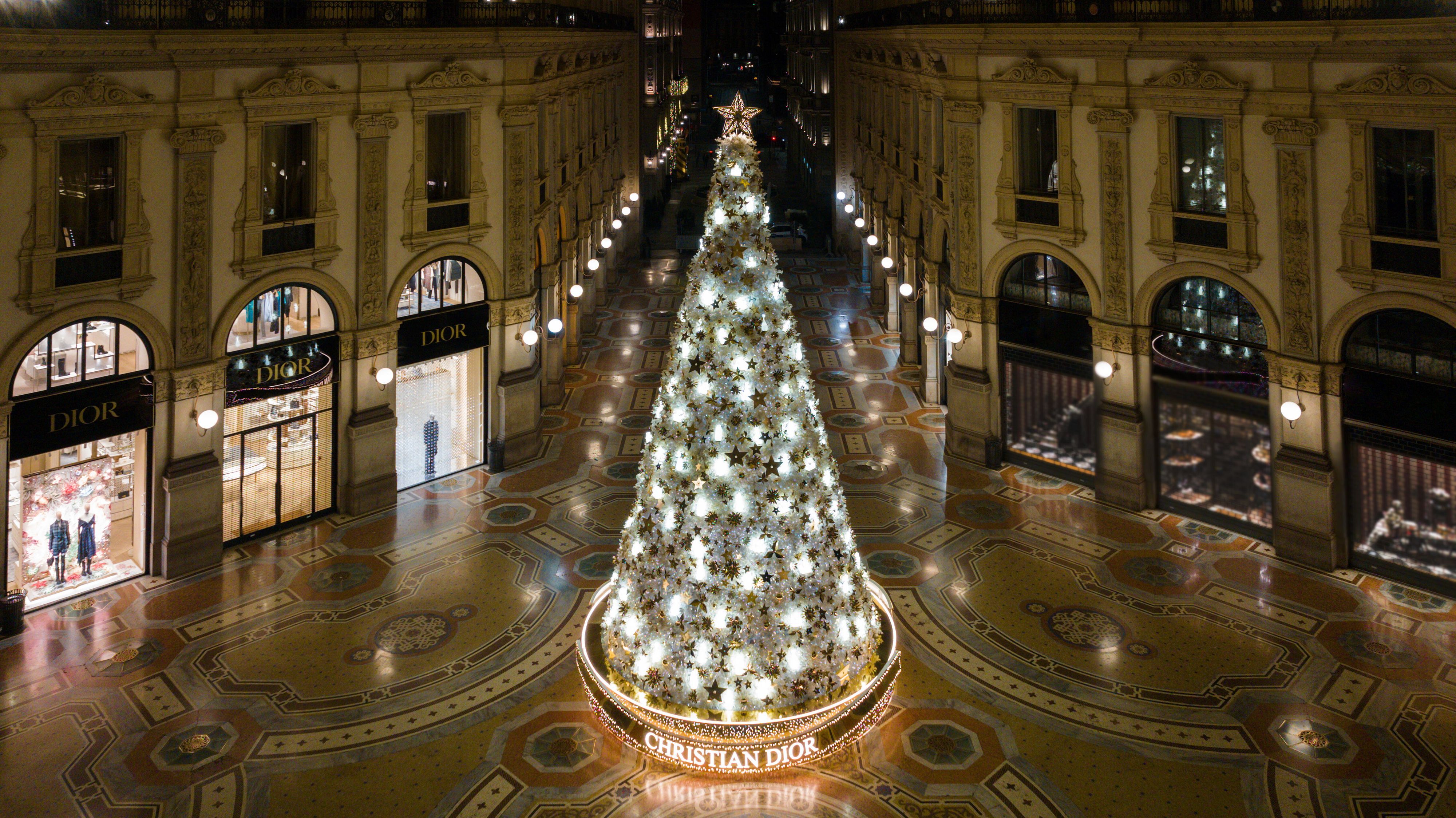 © Ufficio stampa  | L'albero di Natale di Dior Parfums in galleria Vittorio Emanuele II (credit: Leonardo Bertuccelli)