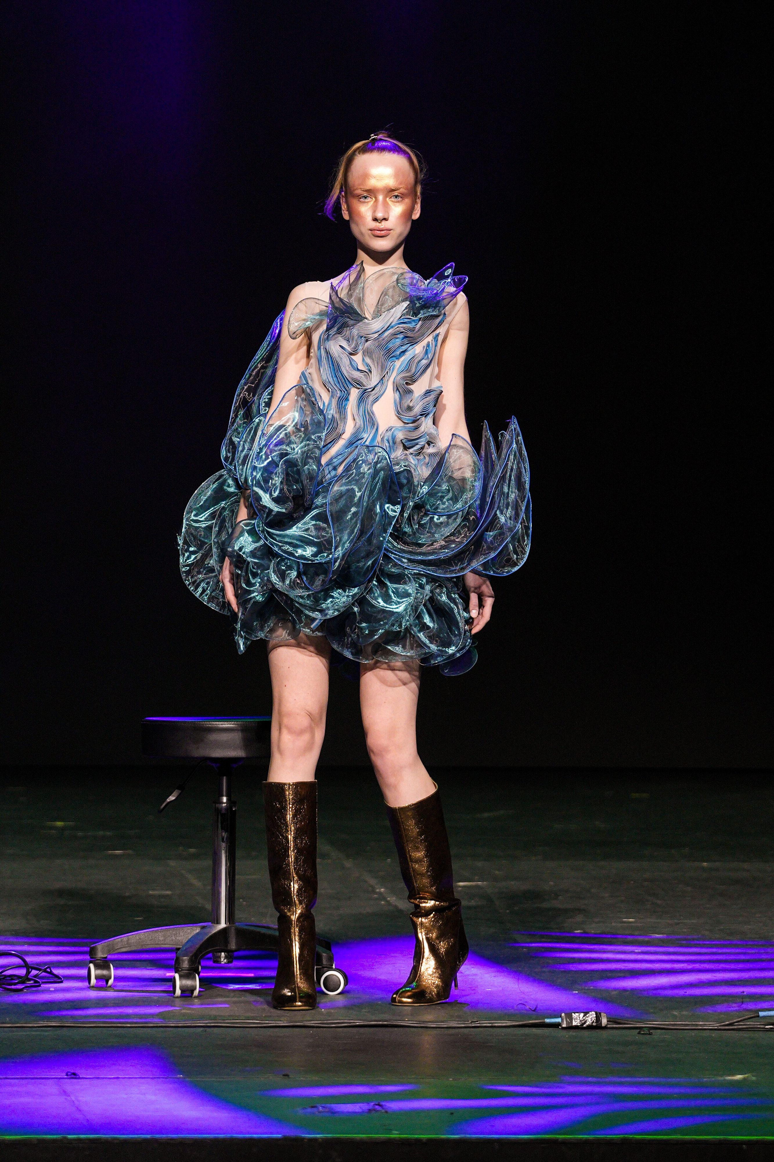 Golden Glass Hair, il trend 2025 dal mega show di Wella
