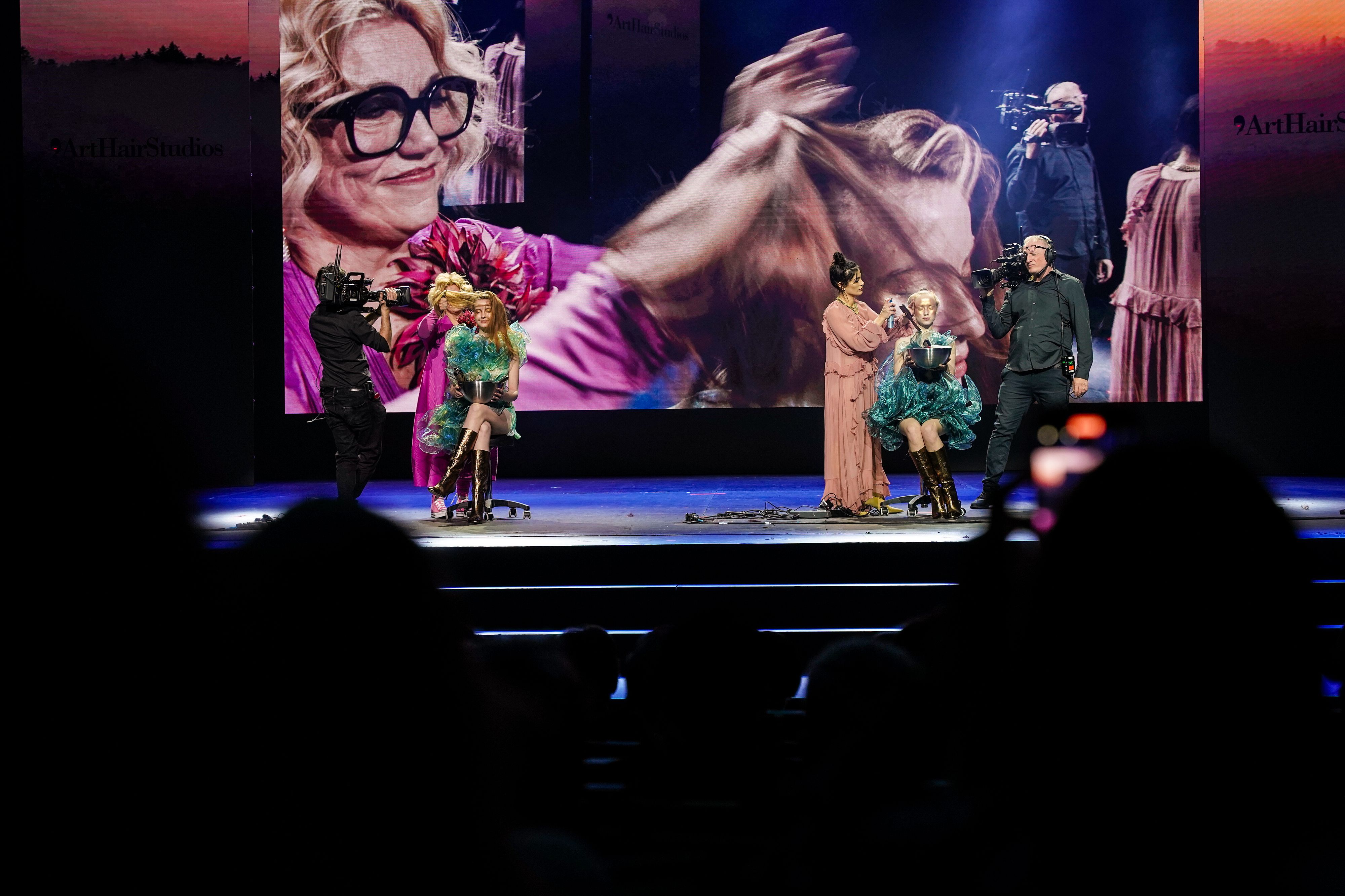 Golden Glass Hair, il trend 2025 dal mega show di Wella