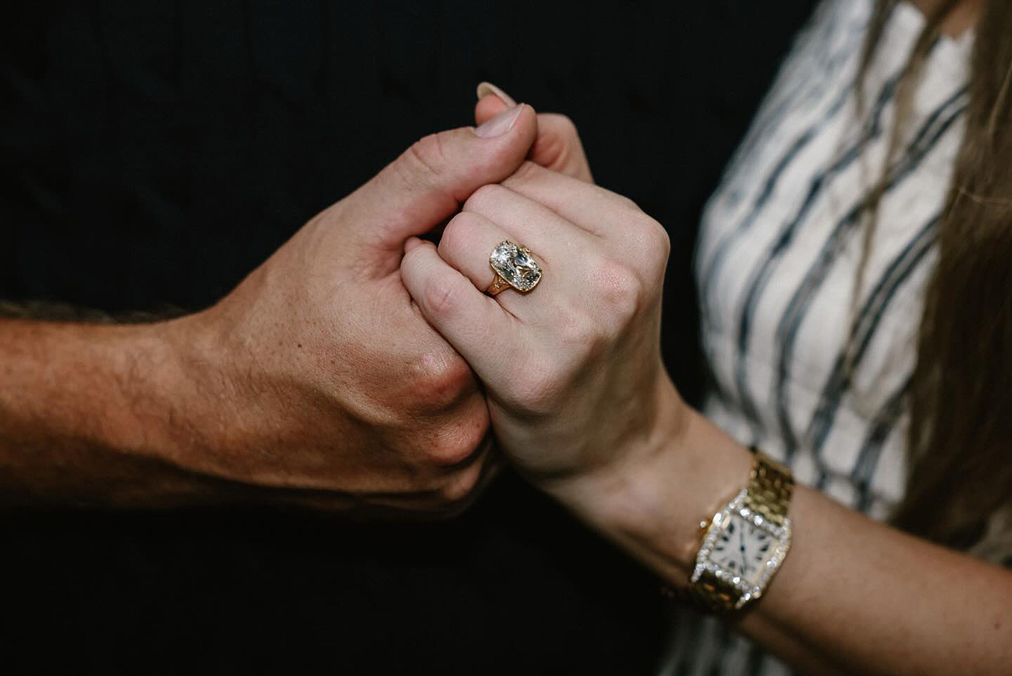 © IPA | Taylor Swift e Travis Kelce, l’anello di fidanzamento è “vintage”: un pezzo d'epoca, difficile da reperire per il taglio del diamante e dal valore stimato di 550mila dollari 