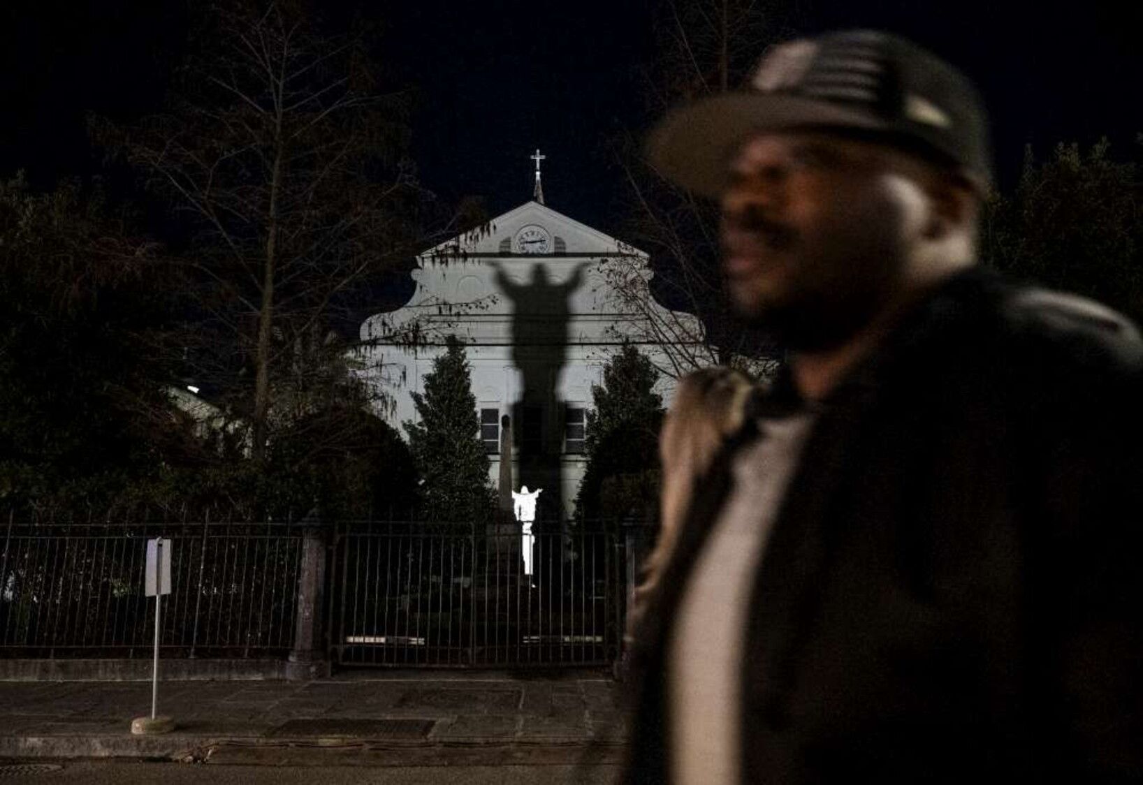 © Afp  | Un uomo passa davanti a Place de Henriette Delille, nel quartiere francese di New Orleans, dopo la strage di Capodanno