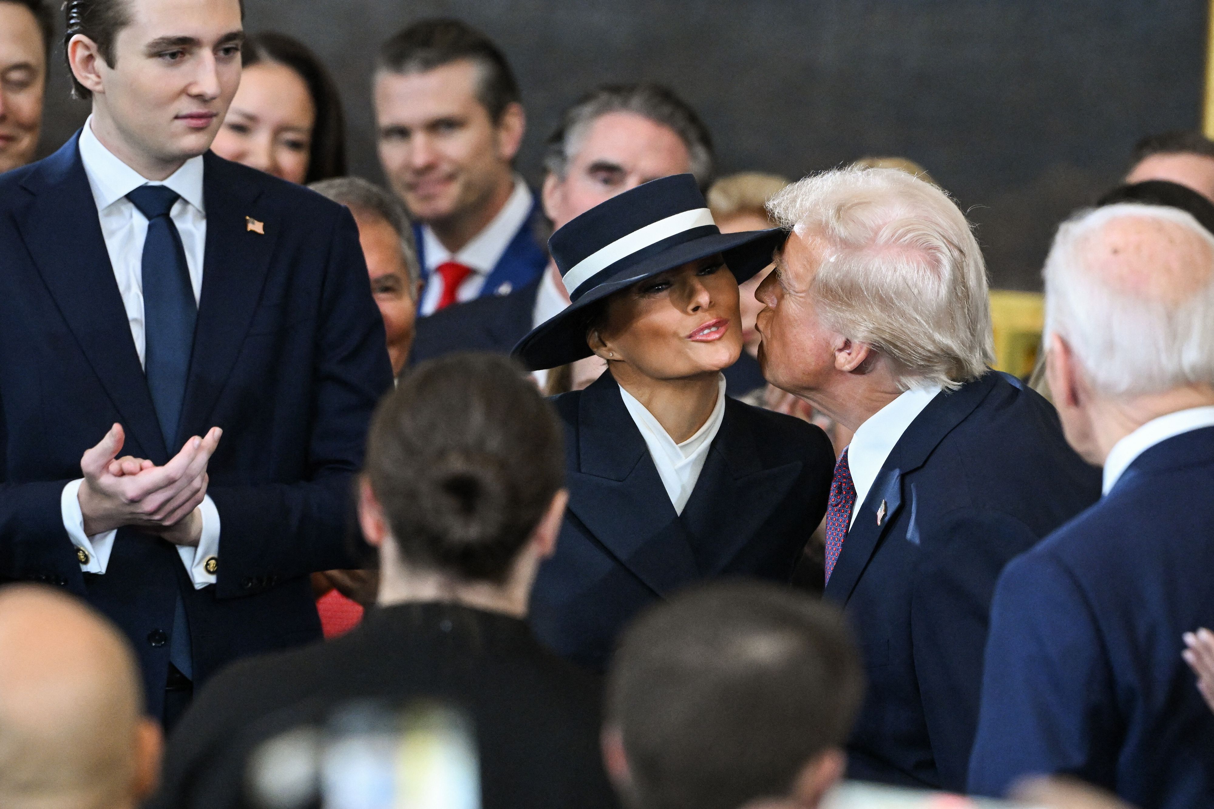 Giuramento Trump, il bacio del tycoon a Melania