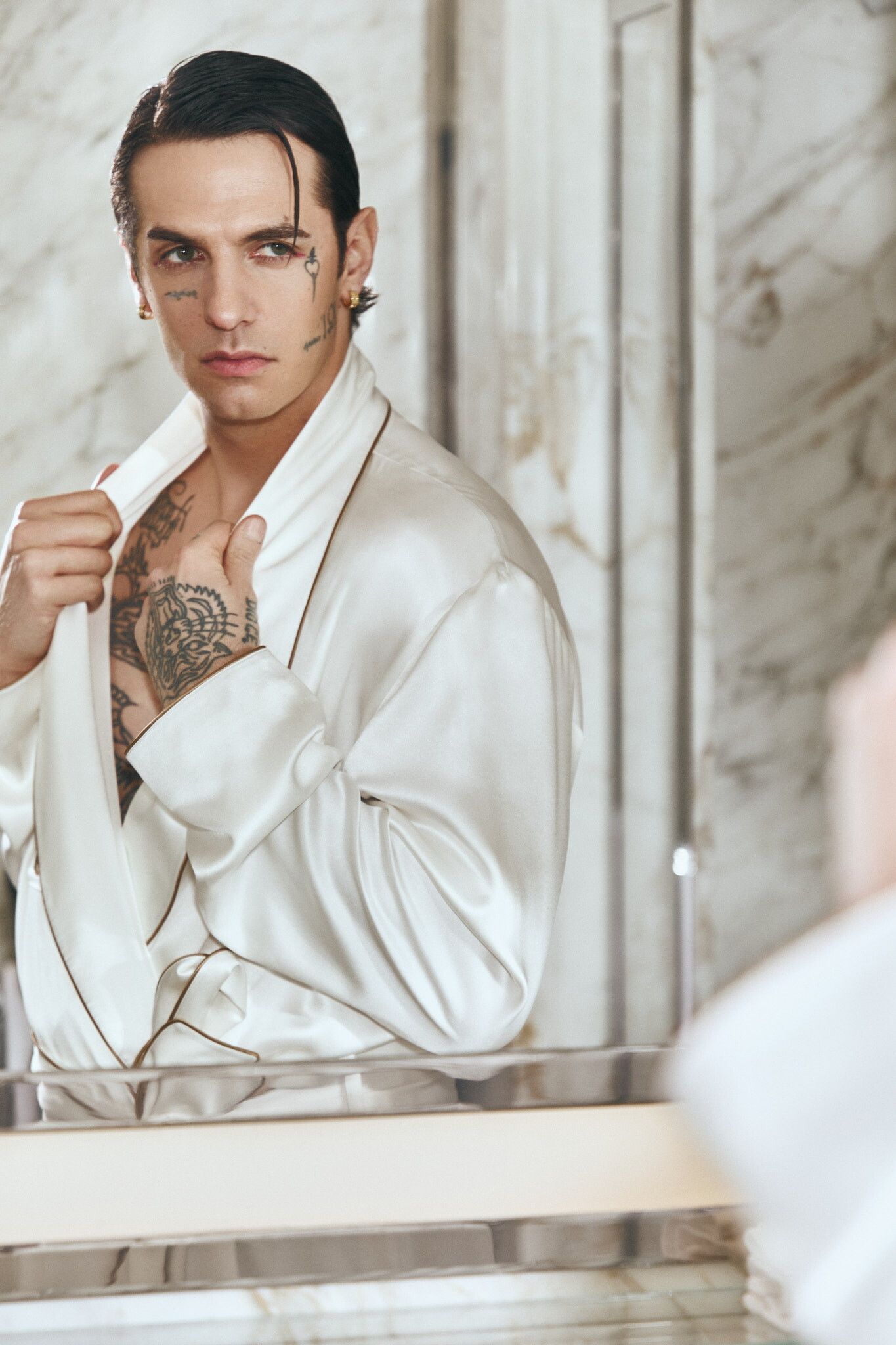 © Ufficio stampa  | Sanremo 75: focus sui chiaroscuri ed estetica rétro per il beauty look di Achille Lauro, realizzato dal make up artist Michele Mancaniello con prodotti Dolce&Gabbana Beauty