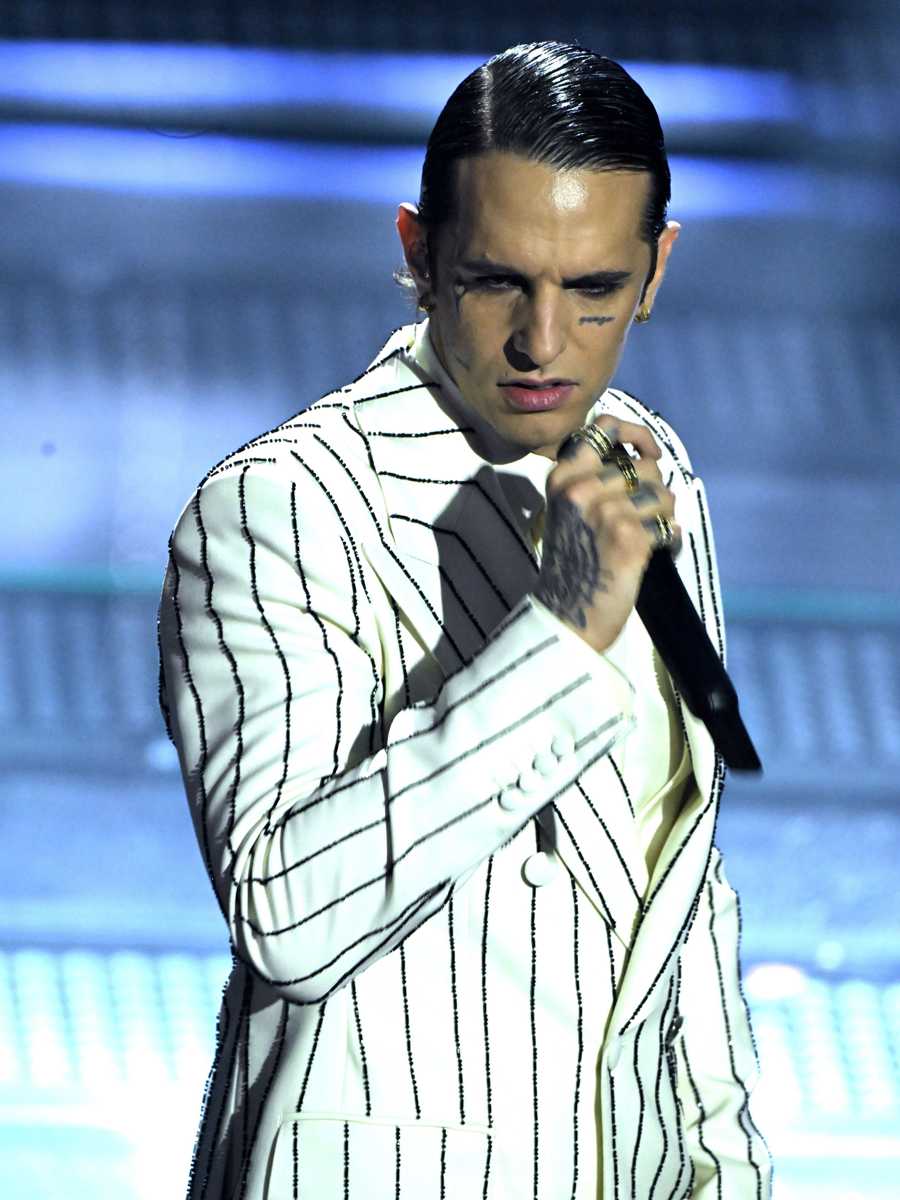 © Ufficio stampa  | Sanremo 75: focus sui chiaroscuri ed estetica rétro per il beauty look di Achille Lauro, realizzato dal make up artist Michele Mancaniello con prodotti Dolce&Gabbana Beauty