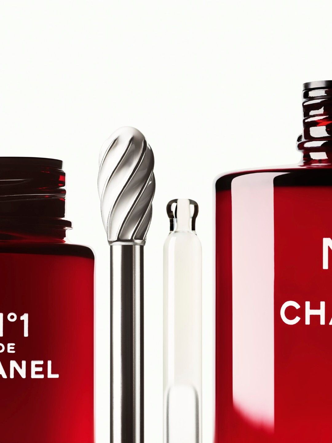 © Ufficio stampa  | Da Chanel, la linea N°1: si ispira alla longevità della camelia rossa (che può vivere fino a 200 anni) per preservare la giovinezza della pelle e agire alla sua origine (copyright Chanel)
