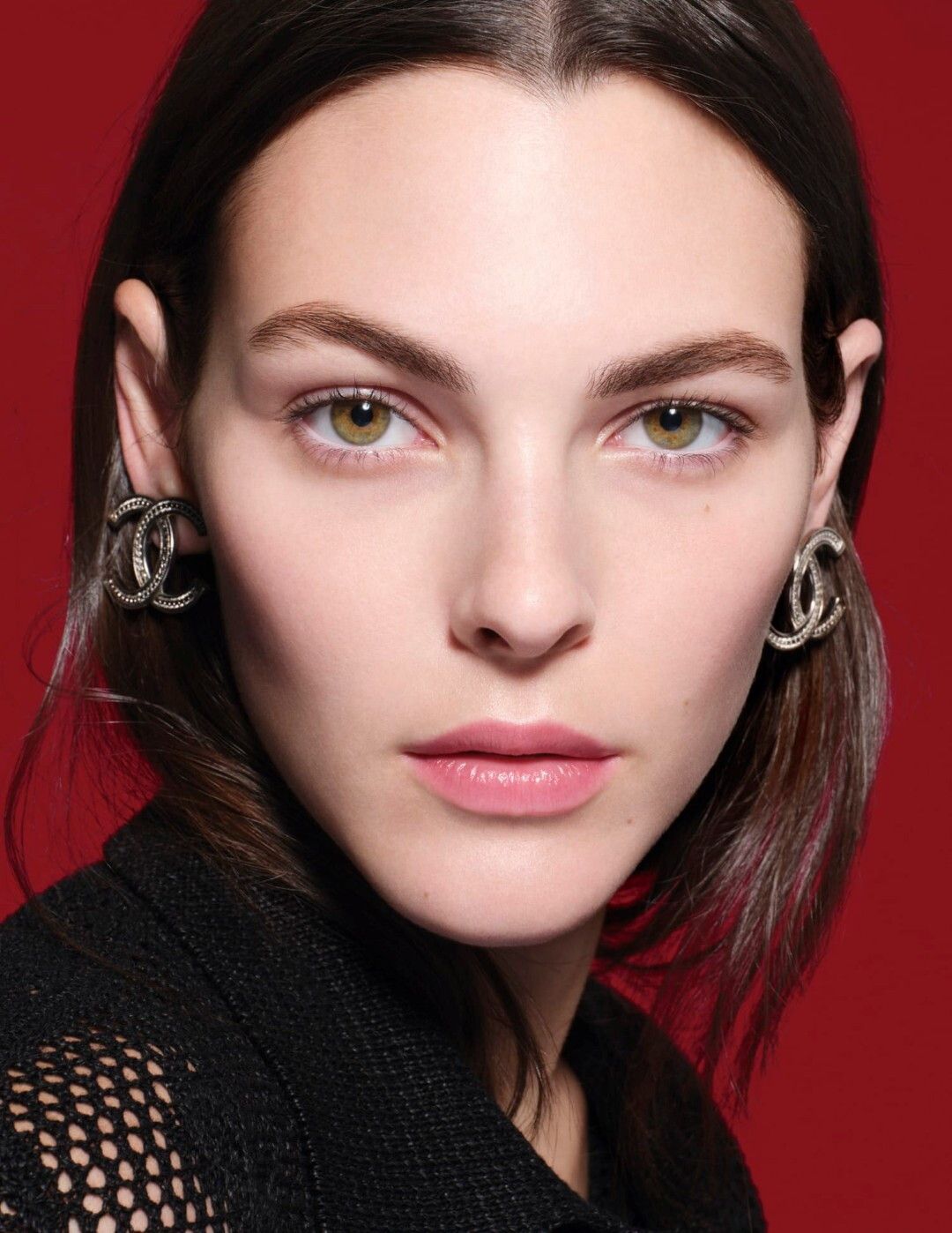 © Ufficio stampa  | Da Chanel, la linea N°1: si ispira alla longevità della camelia rossa (che può vivere fino a 200 anni) per preservare la giovinezza della pelle e agire alla sua origine (copyright Chanel)