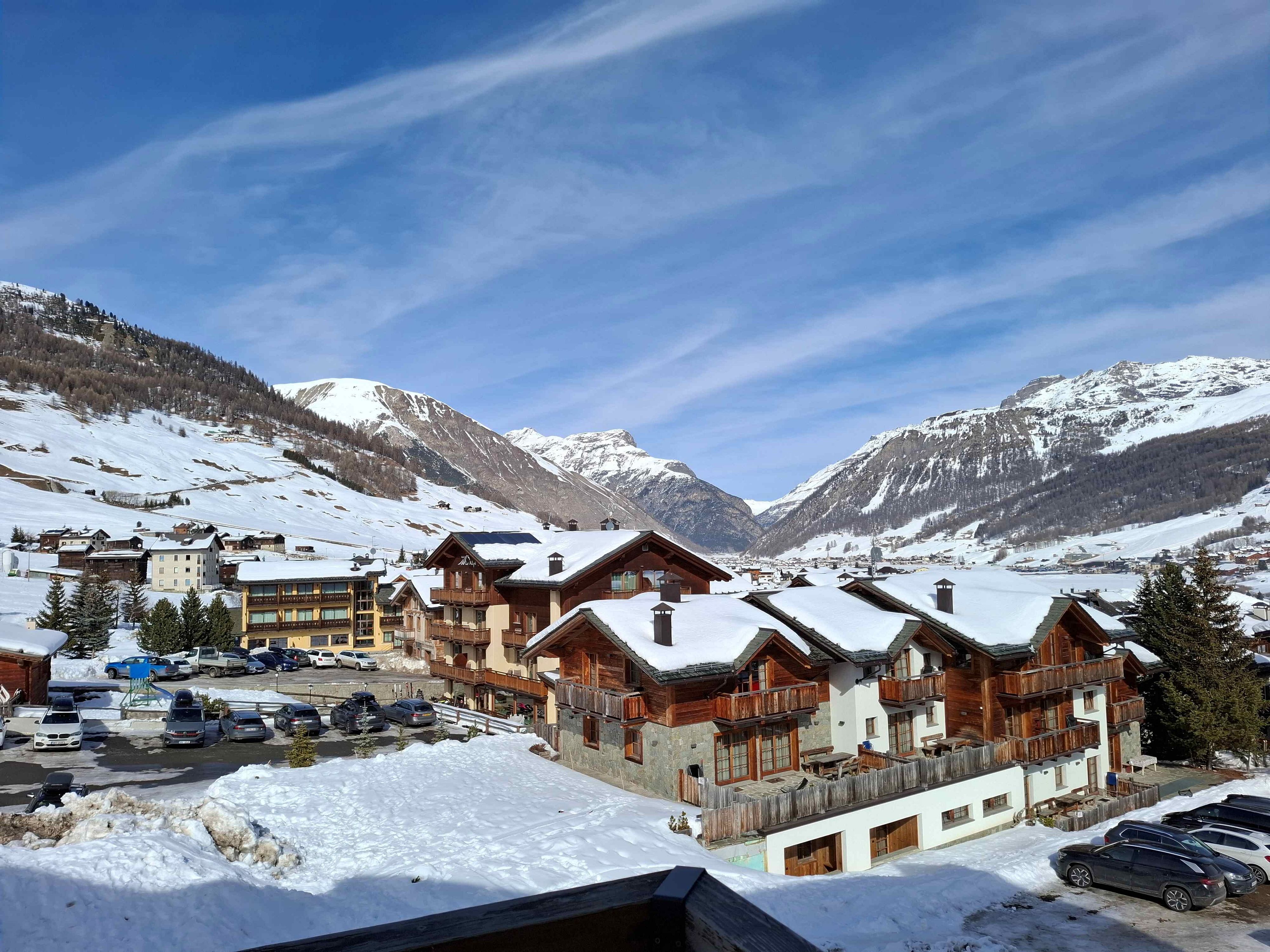 © Istockphoto  | Panorama su Livigno, la bella stazione montana dalla particolarissima conformazione, adagiata su una lunga vallata