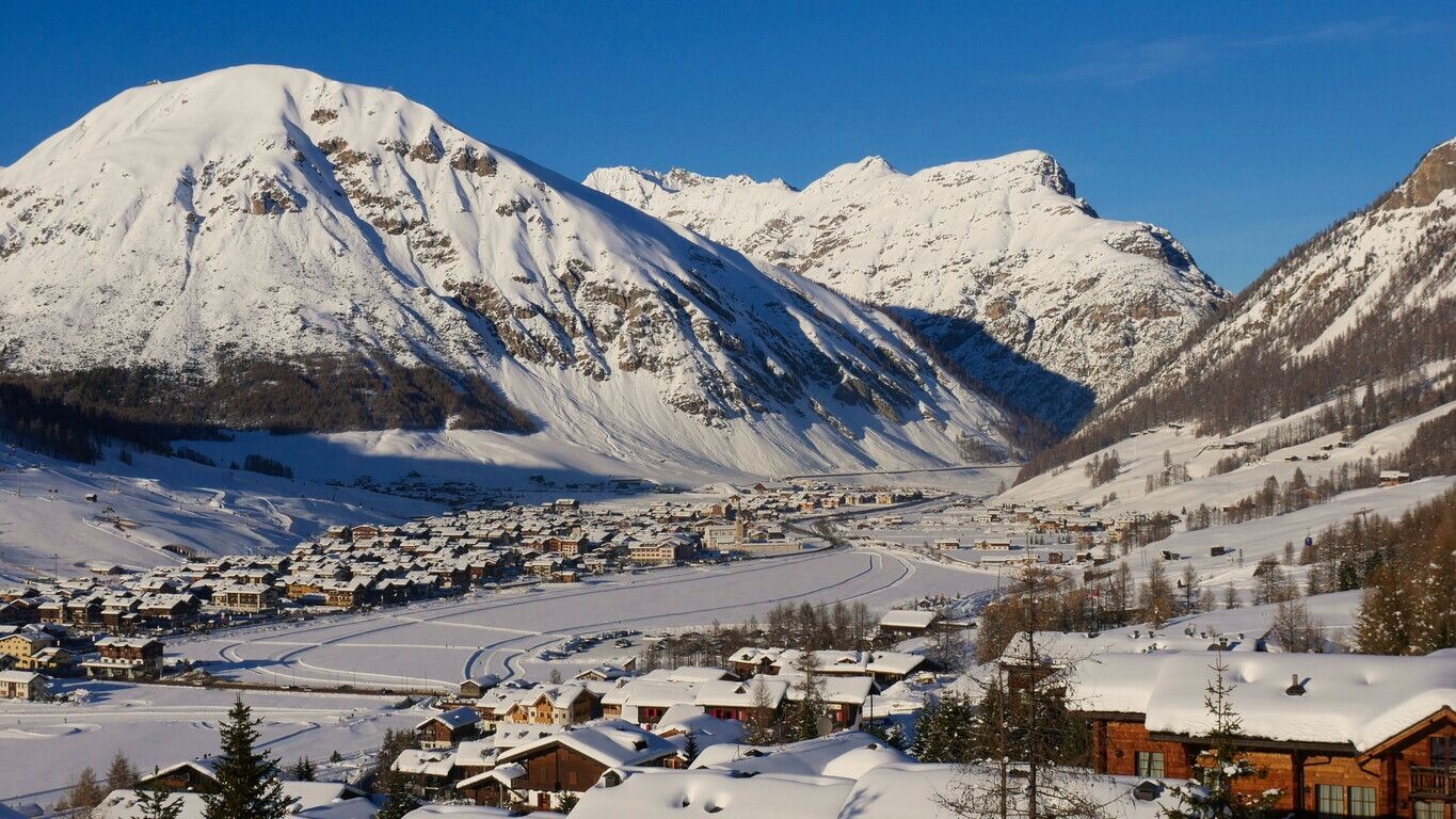 © Istockphoto  | Panorama su Livigno, la bella stazione montana dalla particolarissima conformazione, adagiata su una lunga vallata