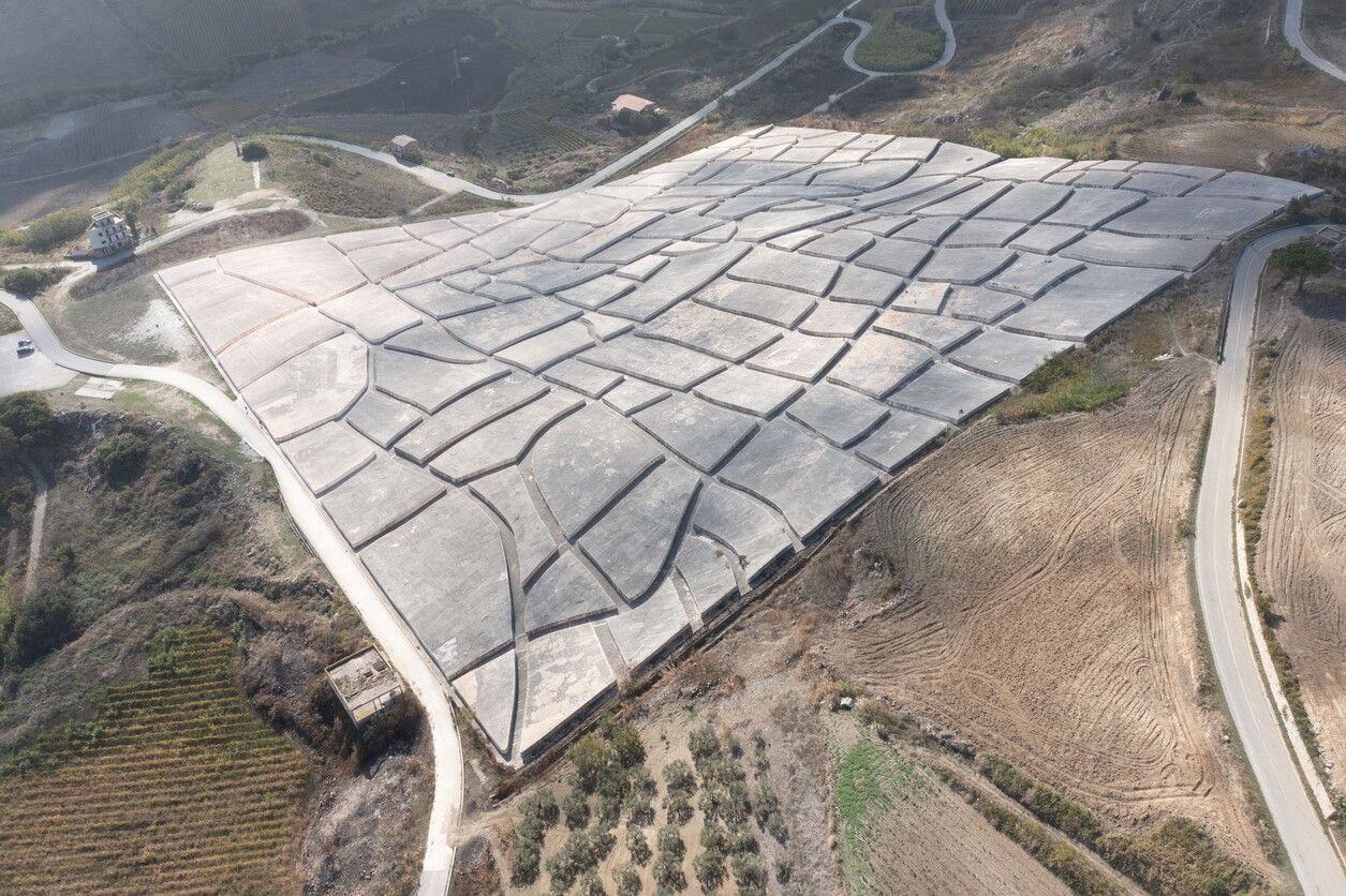 © Istockphoto | 1 Cretto di Burri, Sicilia, Italia