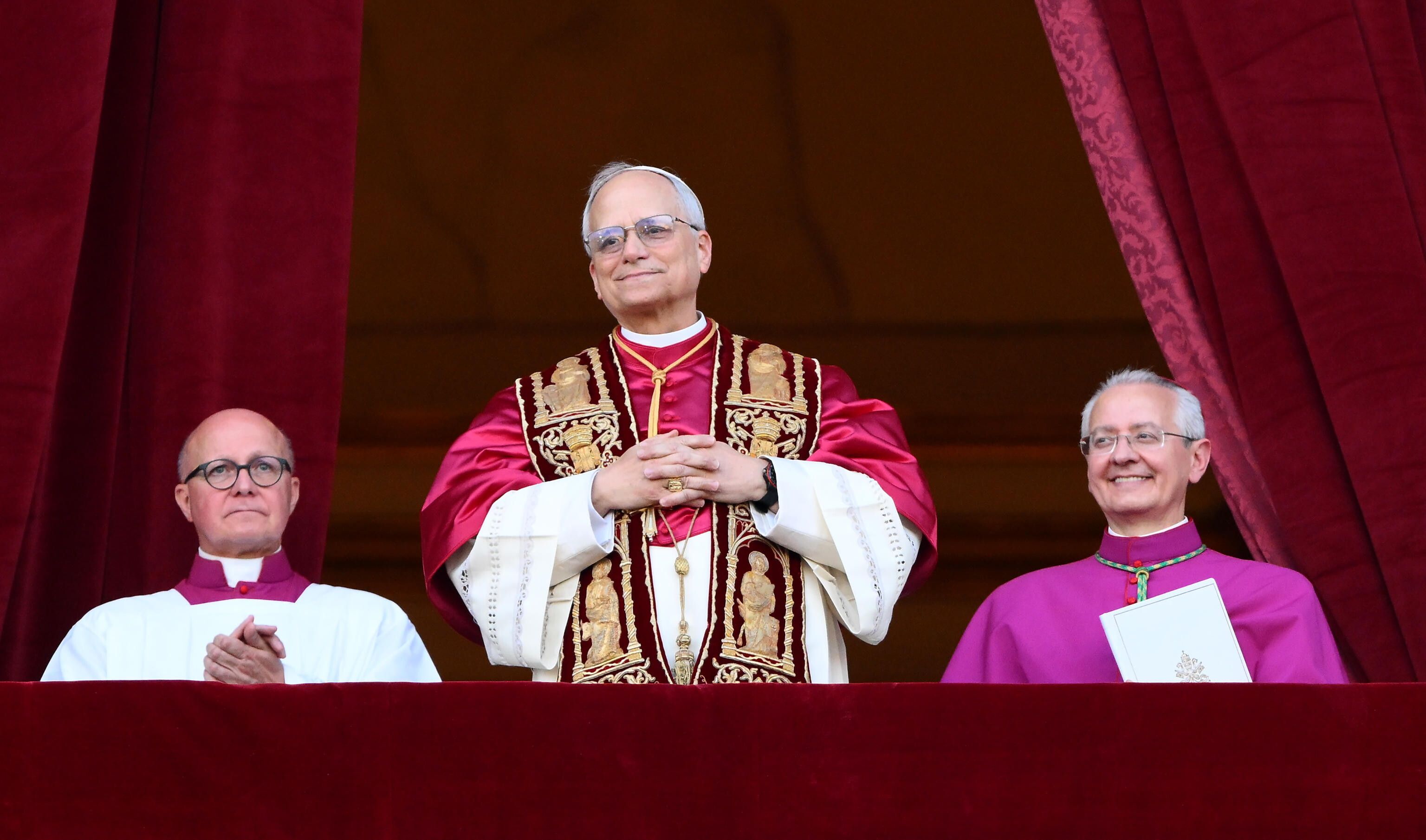 © Ansa |  L'8 maggio il cardinale Roberto Francis Prevost impartisce la benedizione dal balcone della Basilica di San Pietro dopo la sua elezione a 267° Papa