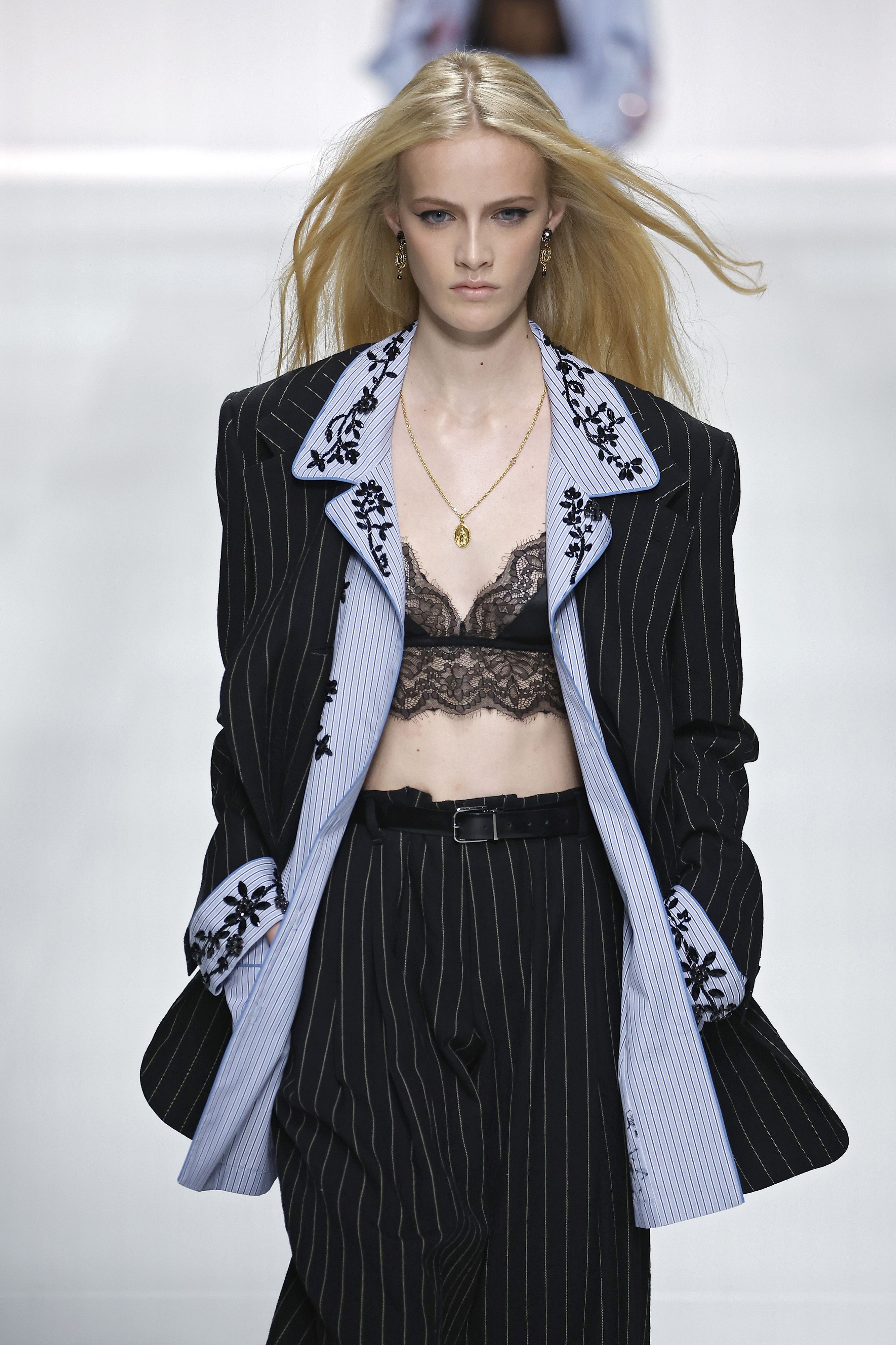 © Catwalk Pictures | Reggiseno a vista, i best look dalle sfilate della moda estate 2026: Dolce&Gabbana