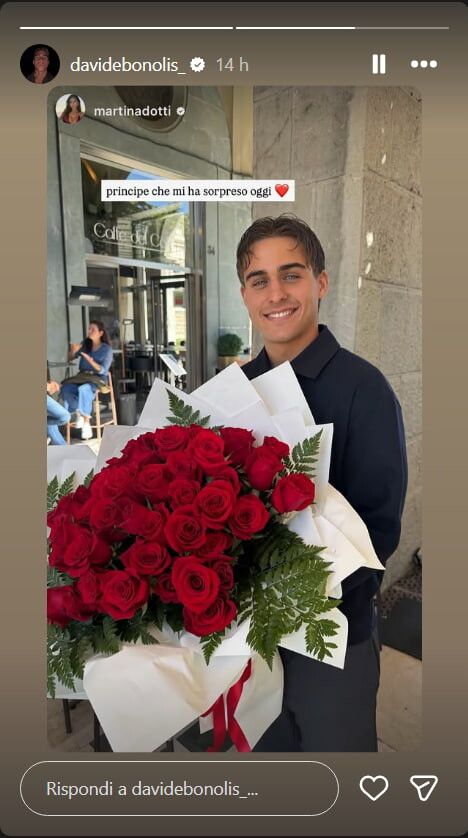 © Instagram | Davide Bonolis con un mazzo di rose