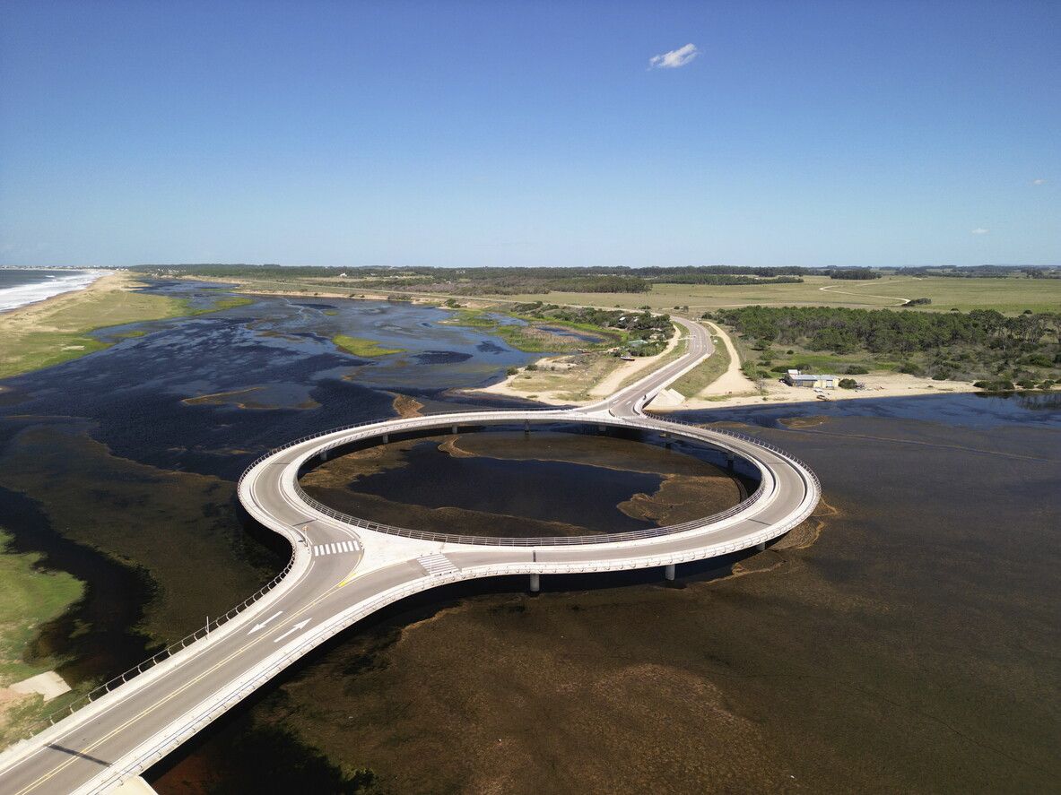 © Istockphoto |  Laguna Garzón Bridge, Punta del Este, Uruguay 