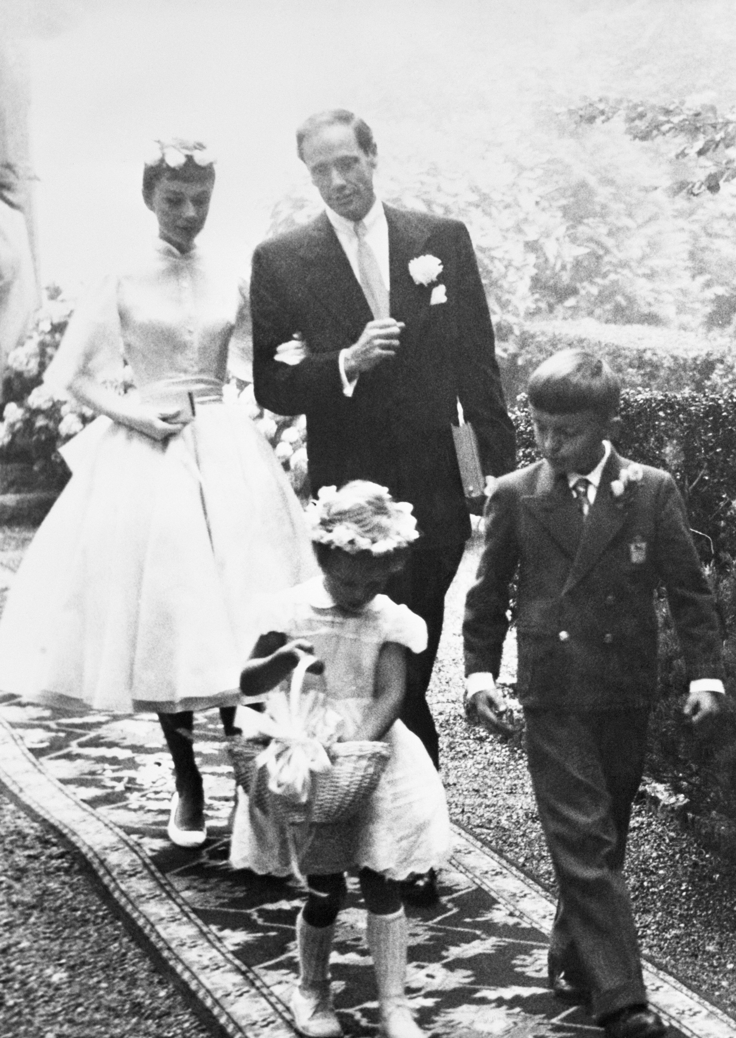 © Getty | Audrey Hepburn, 25 anni, e Mel Ferrer, 37, lasciano la cappella dopo il loro matrimonio sul monte Burgenstock, con vista sul lago di Lucerna.