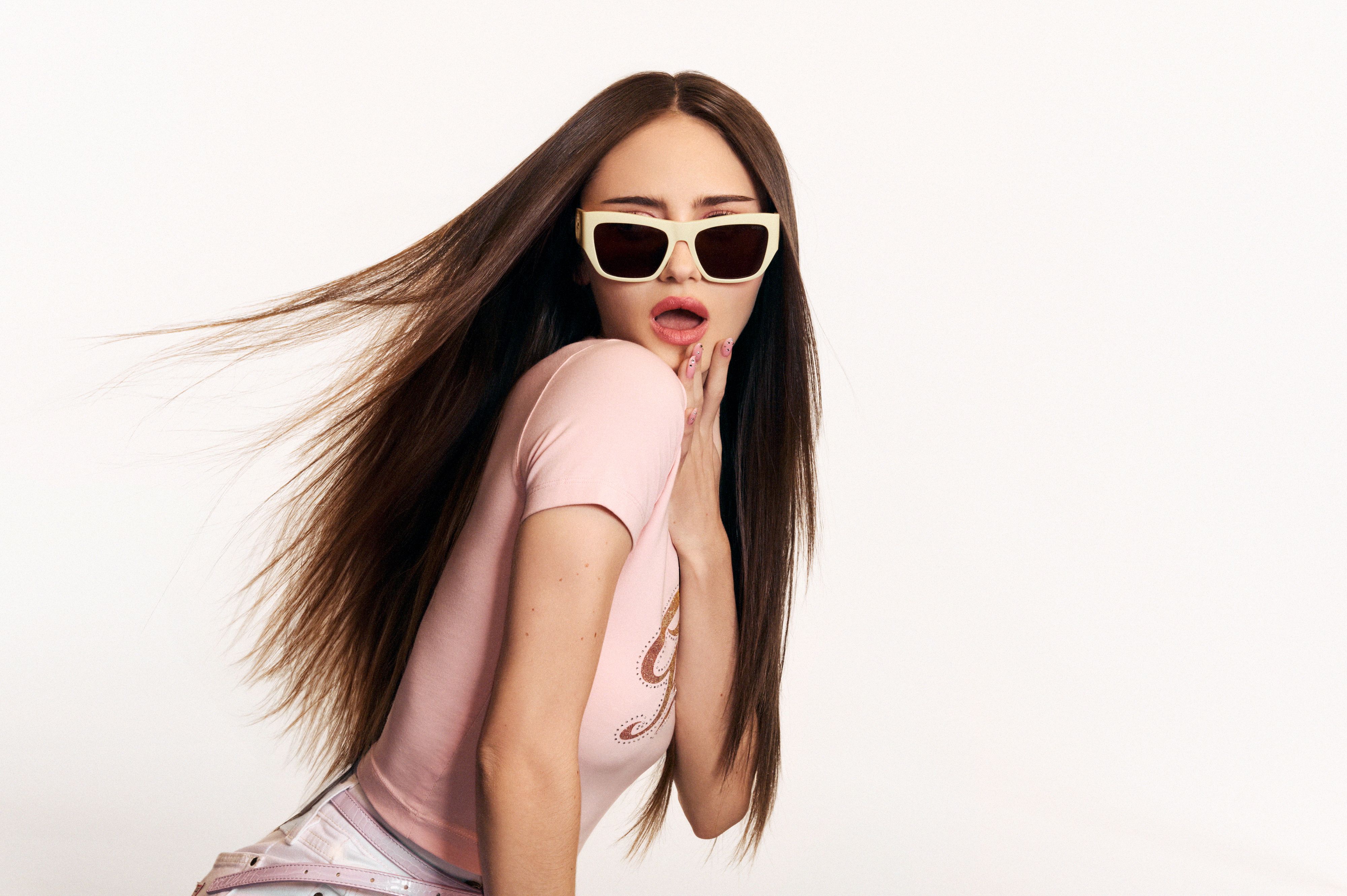 © Ufficio stampa | Leni Klum protagonista della nuova campagna eyewear Forever Guess, che celebra le molteplici sfaccettature della femminilità: The Gossip