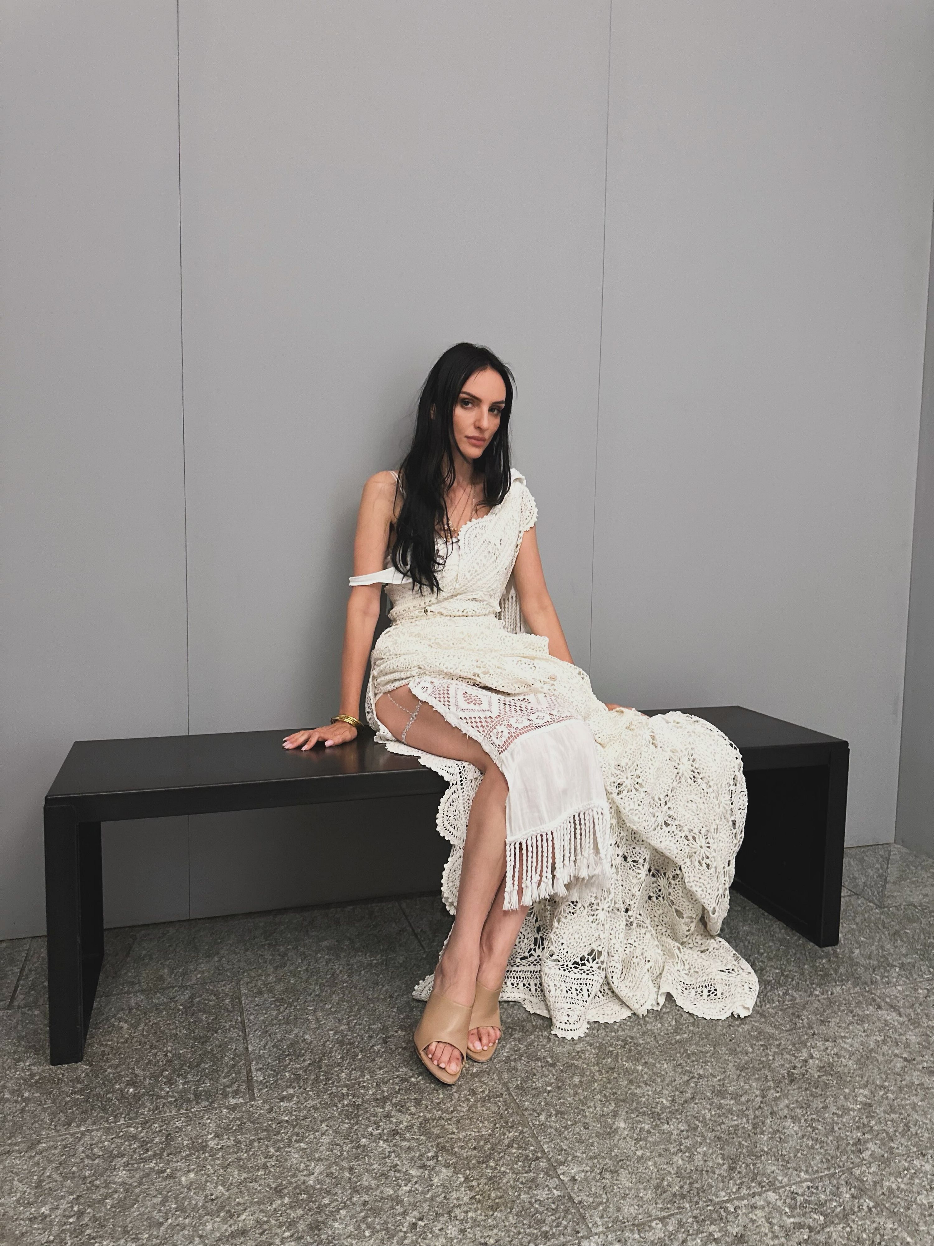 © Instagram | Arisa, bagagli smarriti e look improvvisato: la tovaglia diventa un abito da sogno