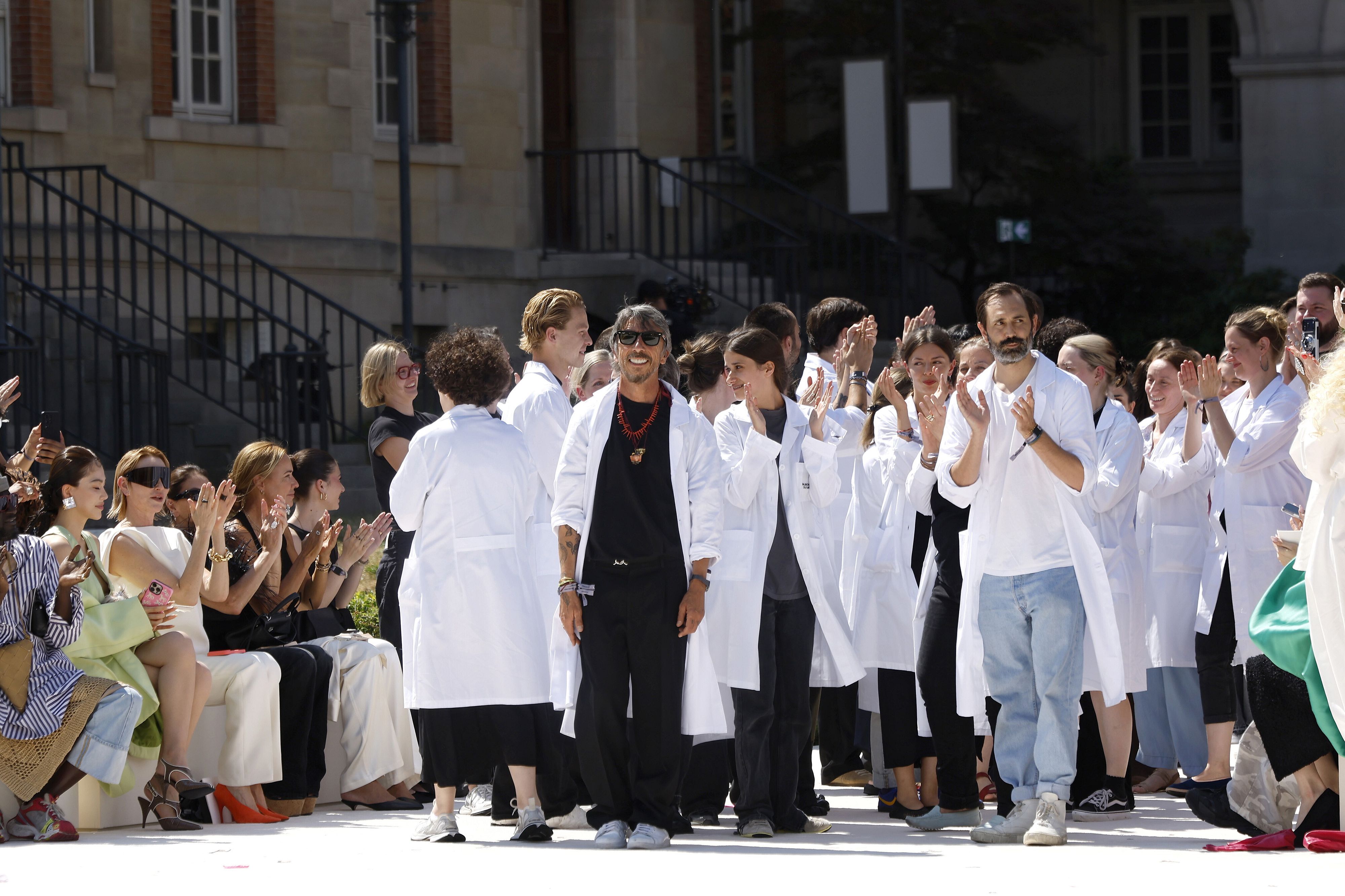 © Catwalk Pictures | Il direttore creativo Pierpaolo Piccioli nel finale di sfilata con le sarte e i sarti che hanno lavorato alla collezione Balenciaga Haute Couture autunno inverno 2026-2027