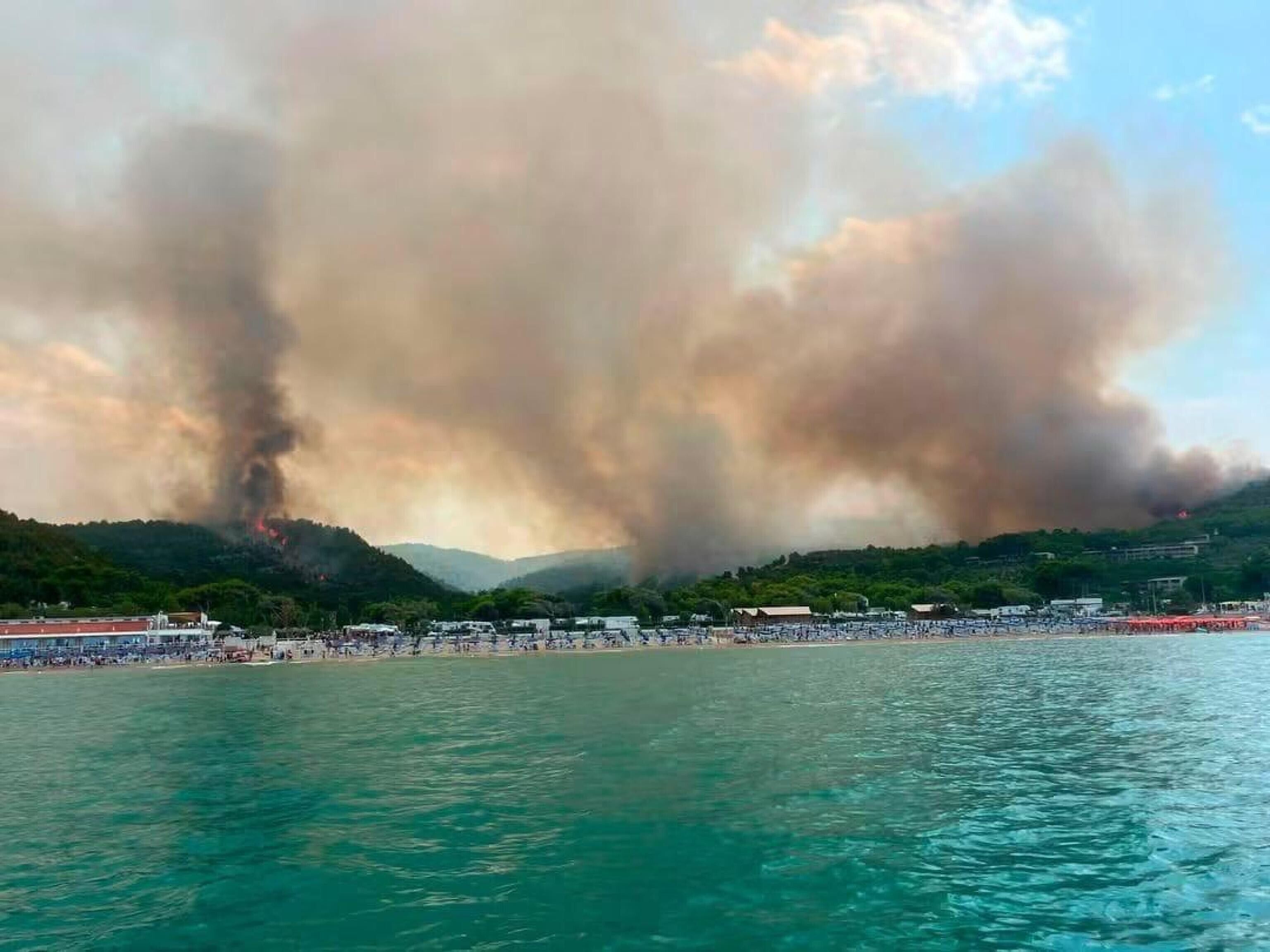 © Ansa |  L'incendio che ha colpito il Gargano, Peschici