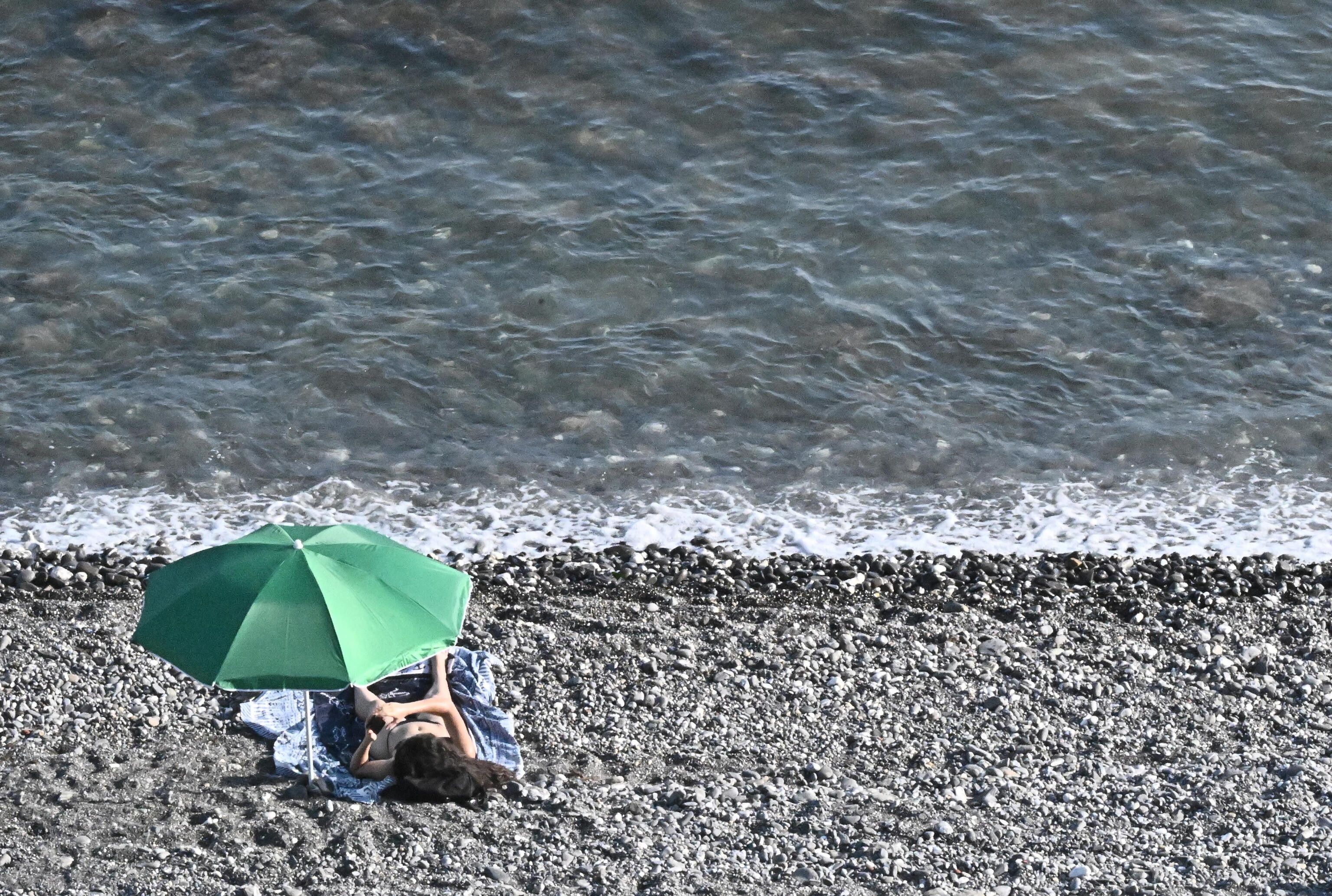 © Ansa | Ombrellone per cercare refrigerio dal grande caldo sul litorale a Genova