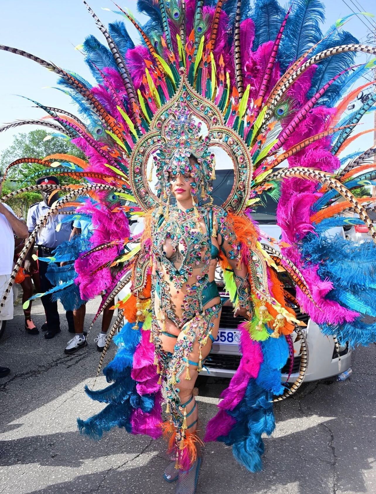 © Instagram @lislopees |  Rihanna al carnevale di Barbados 