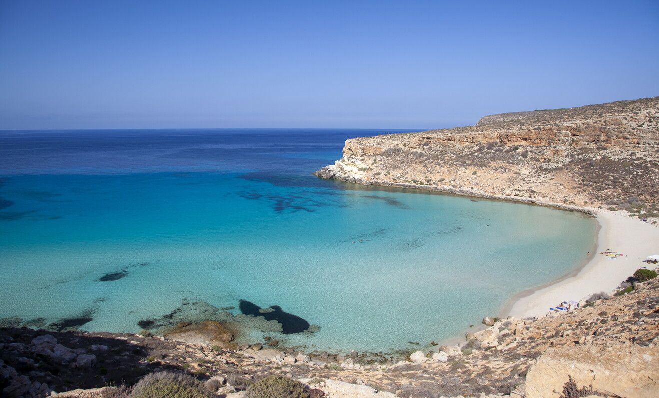 © Istockphoto |  Lampedusa: la Spiaggia dei Conigli. In alta stagione è impossibile vederla così