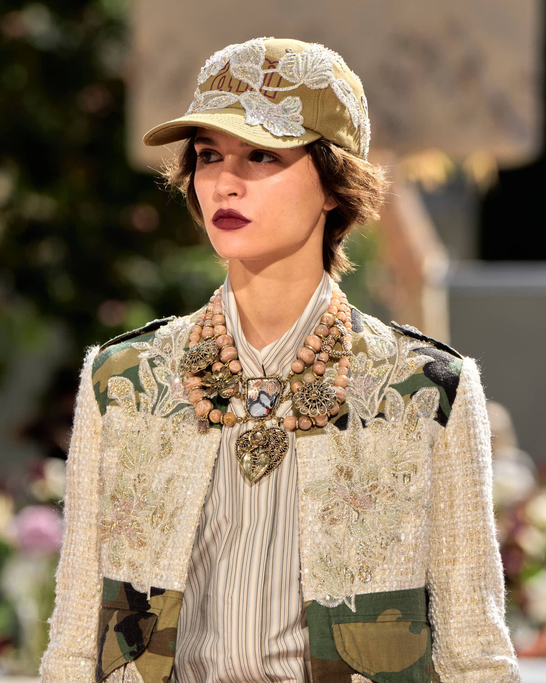 © Ufficio stampa | Milano Fashion Week, la serie speciale di gioielli realizzati da Giovanni Raspini presentati durante la sfilata di Antonio Marras primavera estate 2027: alcune delle creazioni in passerella e le fasi della loro lavorazione