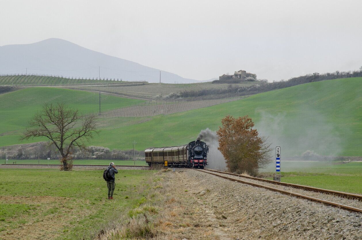© Istockphoto | Un trenino storico tra le colline della Val d'Orcia
