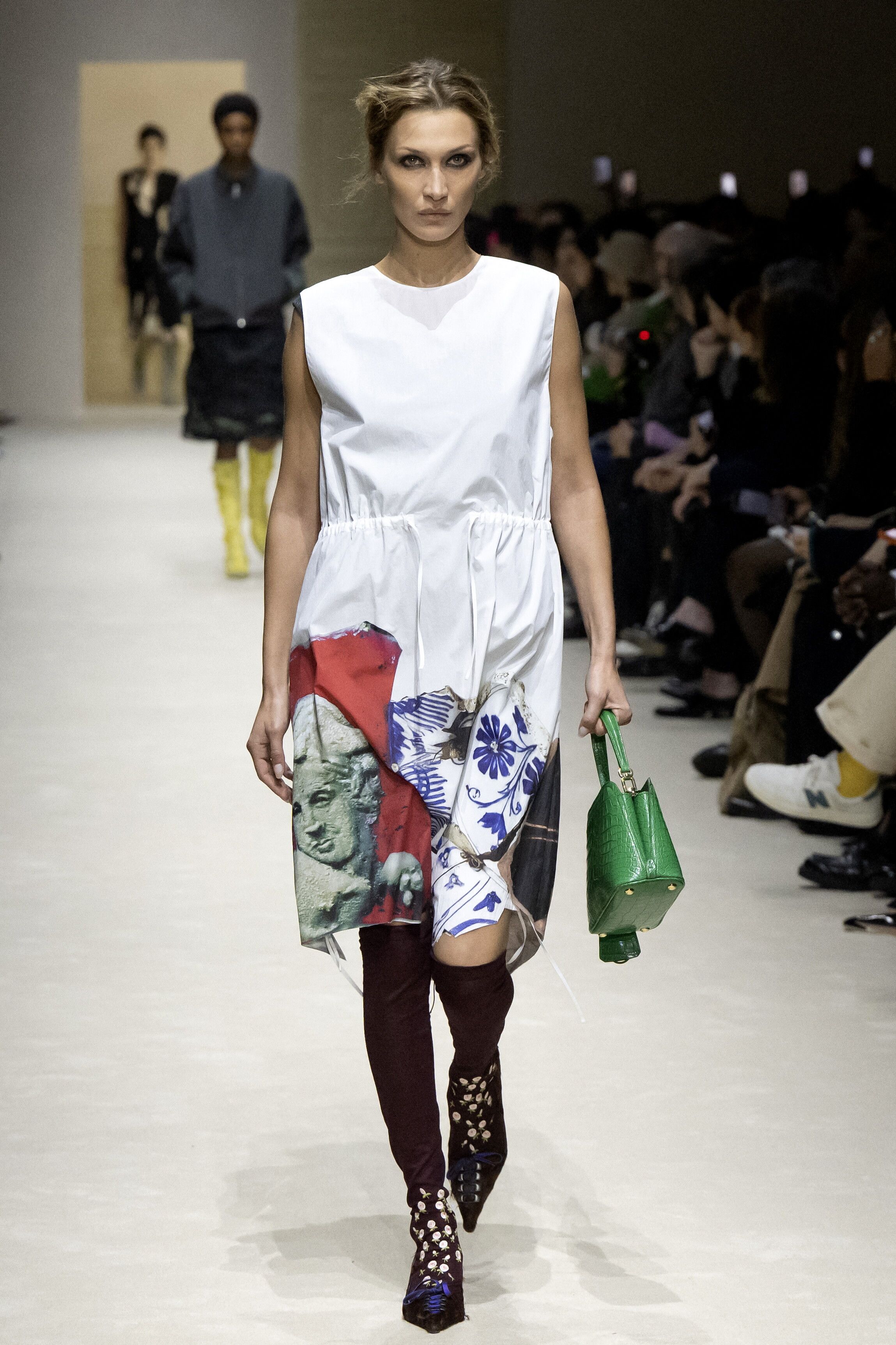 © Afp| Prada, collezione donna autunno inverno 2026-2027. Nella foto, la top Bella Hadid