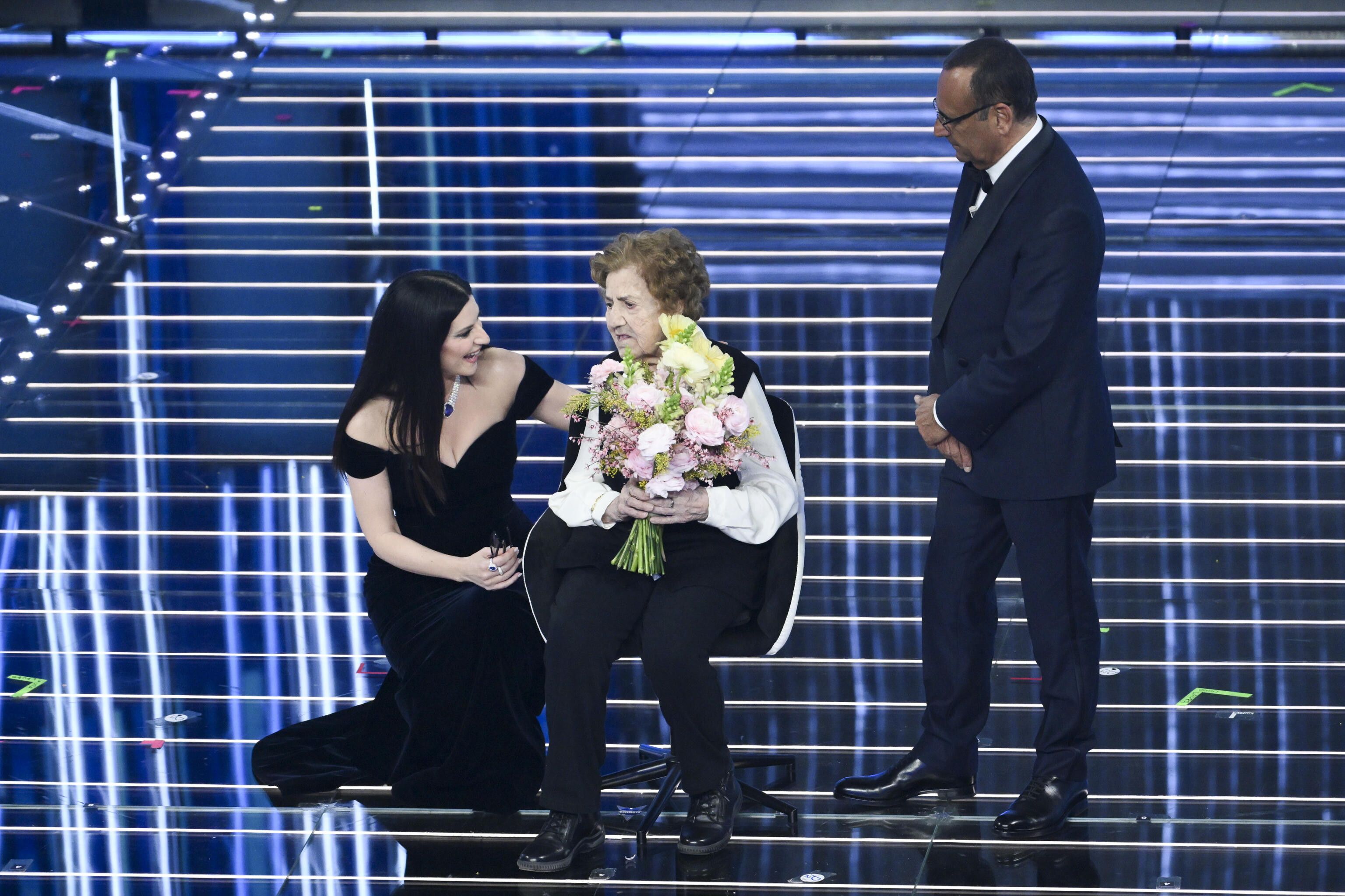 © Ansa| Protagonista della prima serata è Gianna Pratesi, la centenaria è stata tra le prime donne a votare in Italia il 2 giugno del 1946. Il suo “Abbasso i fascisti” gridato sul palco è diventato subito meme.