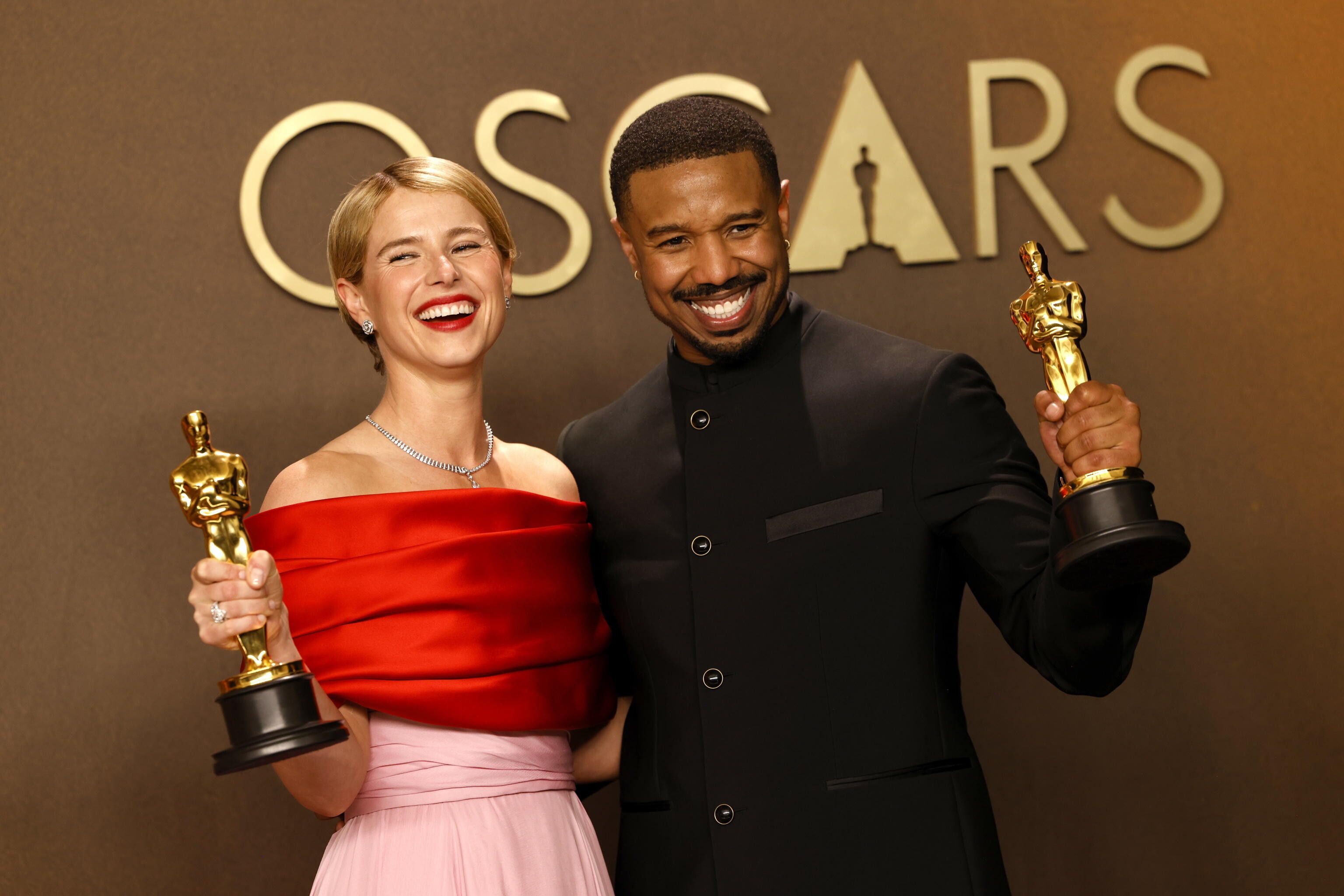 © Ansa | La vincitrice del premio come migliore attrice, Jessie Buckley, e il vincitore del premio come miglior attore, Michael B. Jordan, posano con i loro premi