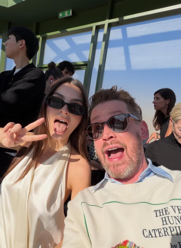 © Instagram | Macaulay Culkin, gli scatti su Instagram delle sue giornate parigine ospite delle sfilate della Paris Fashion Week. Qui con Emily Ratajkovski