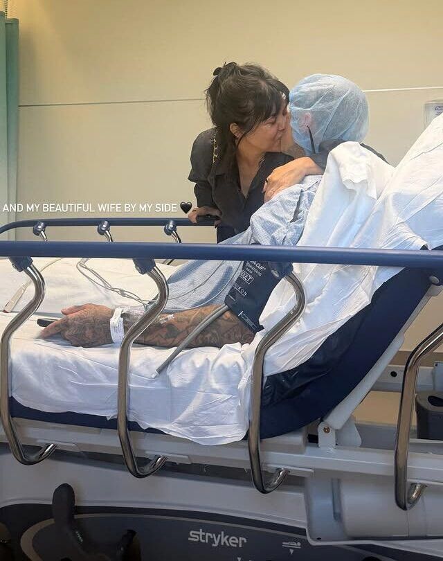 © Instagram | Travis Barker operato al braccio, Kourtney Kardashian al sua fianco: le foto in ospedale