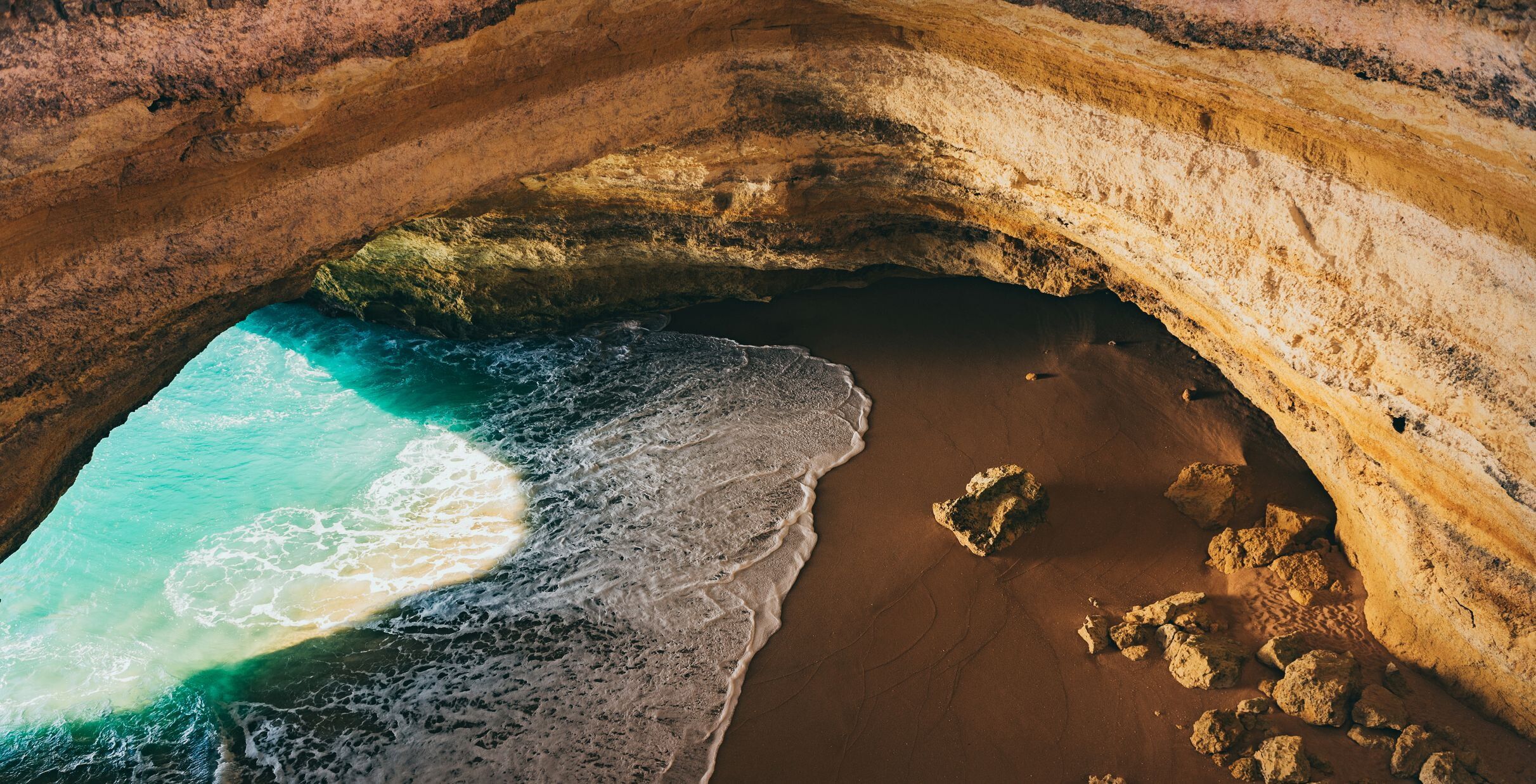 © Istockphoto | Benagil Cave, Algarve, Portogallo