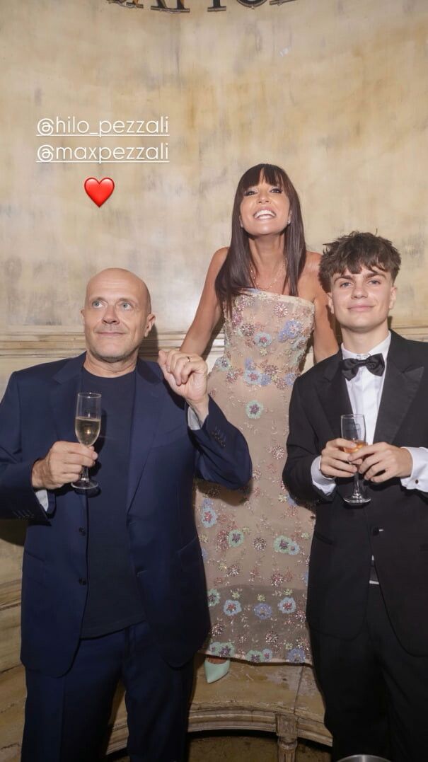 © Instagram | Max Pezzali con il figlio Hilo e la moglie Debora Pelamatti