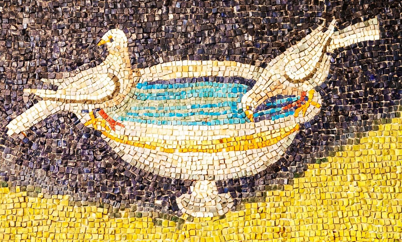 © Istockphoto | Ravenna: le celebri colombe del Mausoleo di Galla Placidia
