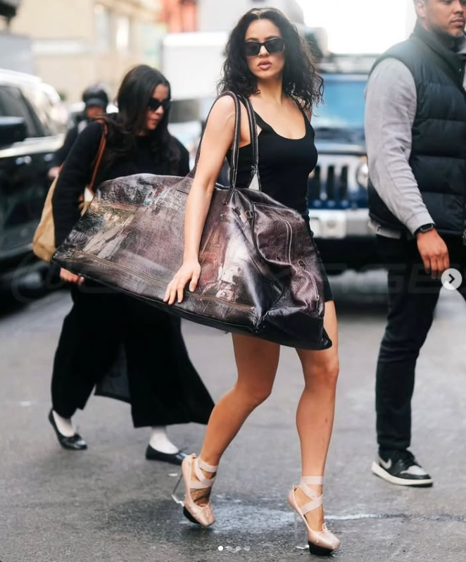 © Instagram | Rosalia per le strade di New York con la borsa XXL di Dana Toder (foto dall'account ufficiale @danatoder)
