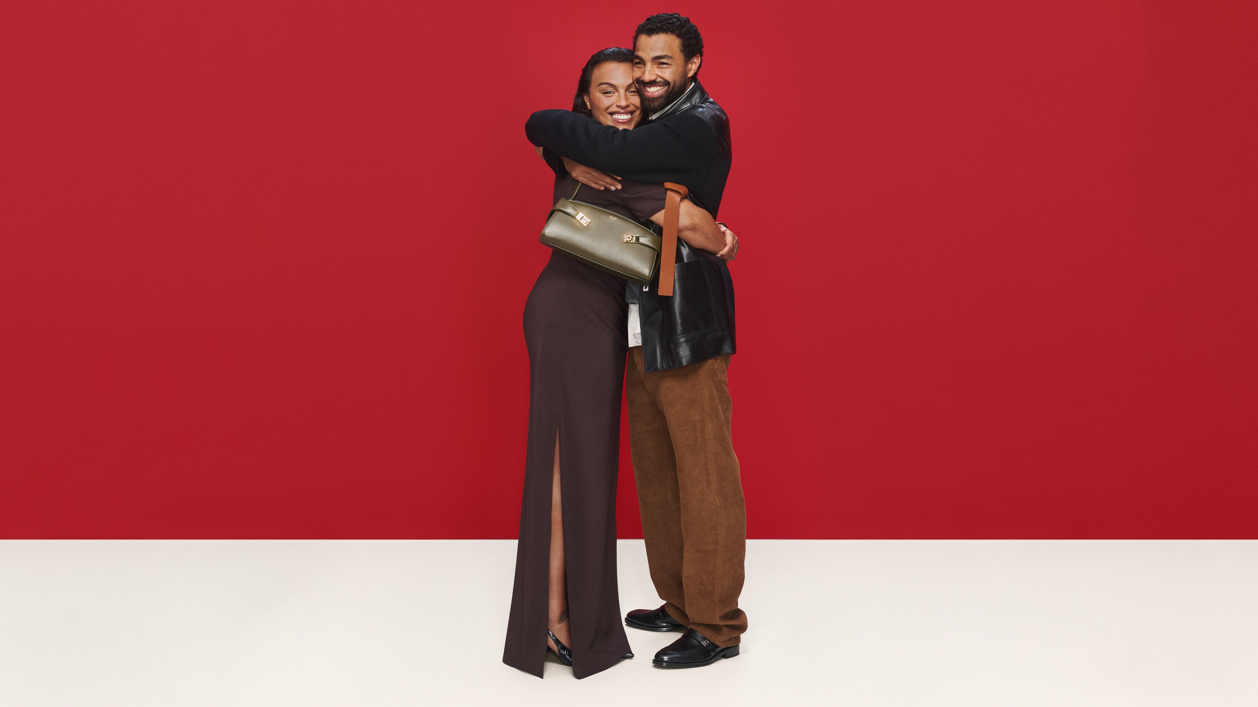 © Ufficio stampa | "The Joy of Loving", gli scatti della campagna moda Ferragamo Holiday 2026: la modella e attivista Paloma Elsesser insieme al fratello, il modello e musicista Sage (creative director: Maximilian Davis, photographer: Ilya Lipkin)