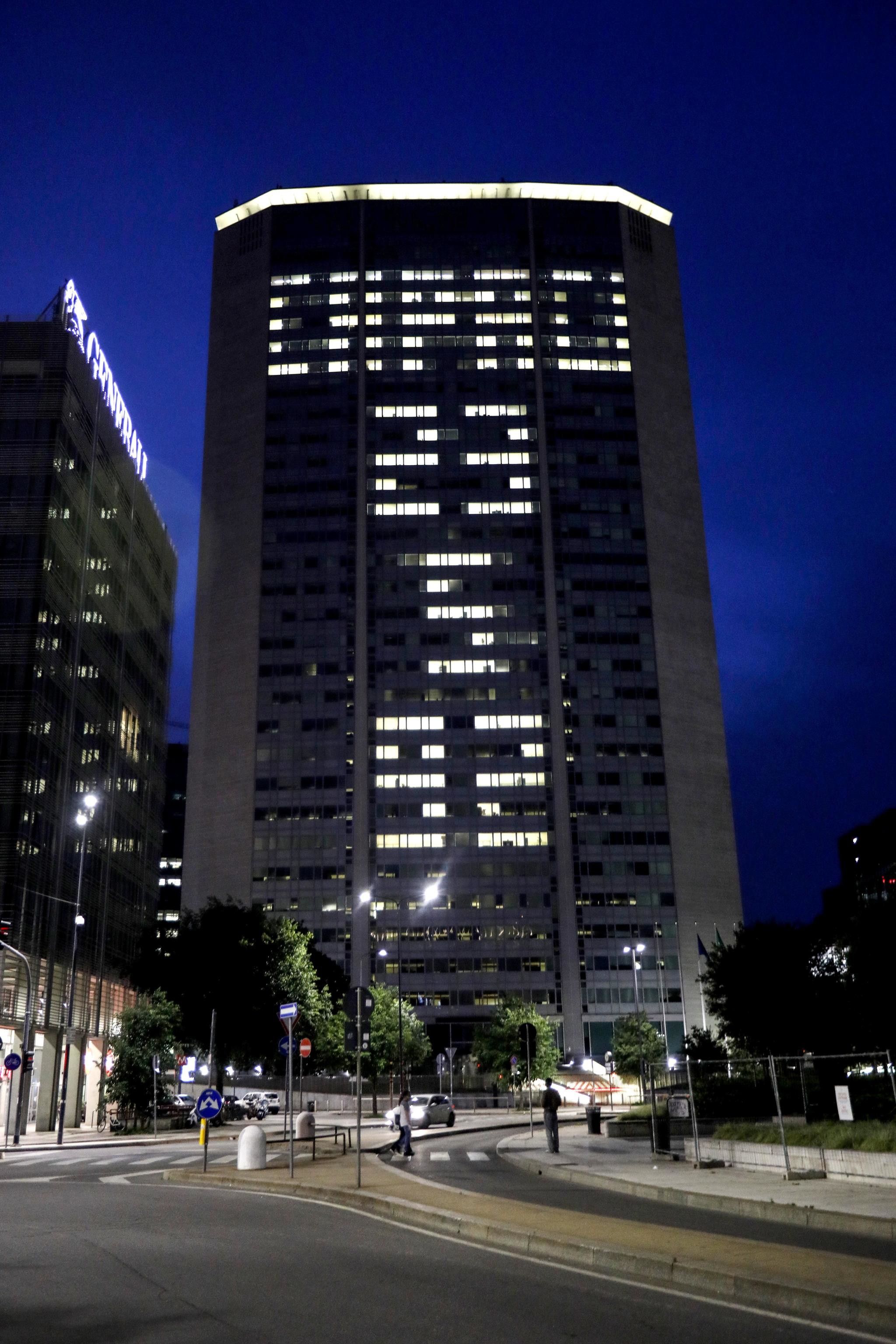 © Ansa  |  Anniversario Strage di Capaci, il Pirellone di Milano illuminato